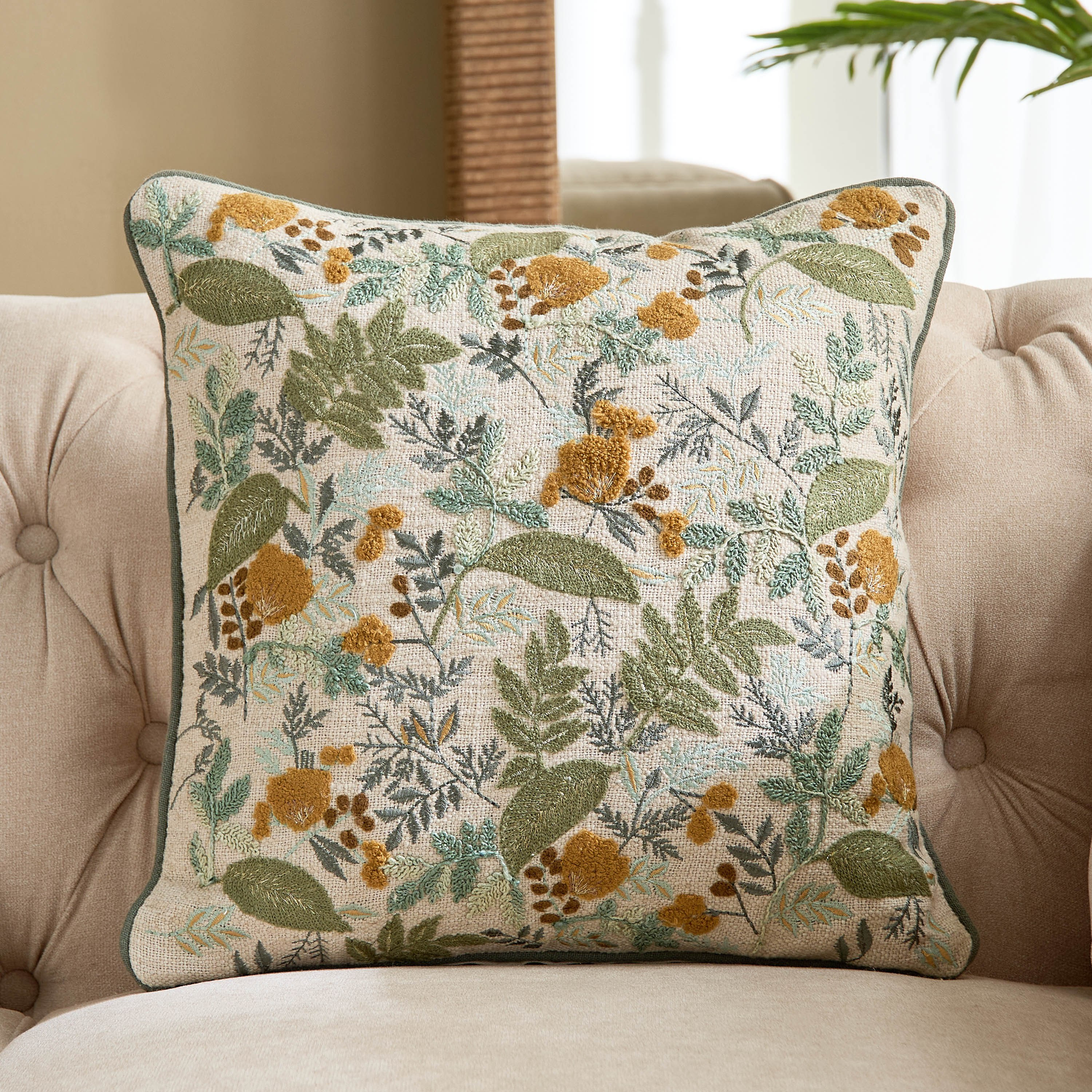 وسادة محشوة بتطريزات أوراق شجر من فولييرا - 45x45 سم-hbxhomeware-hbxbedroom-image-1