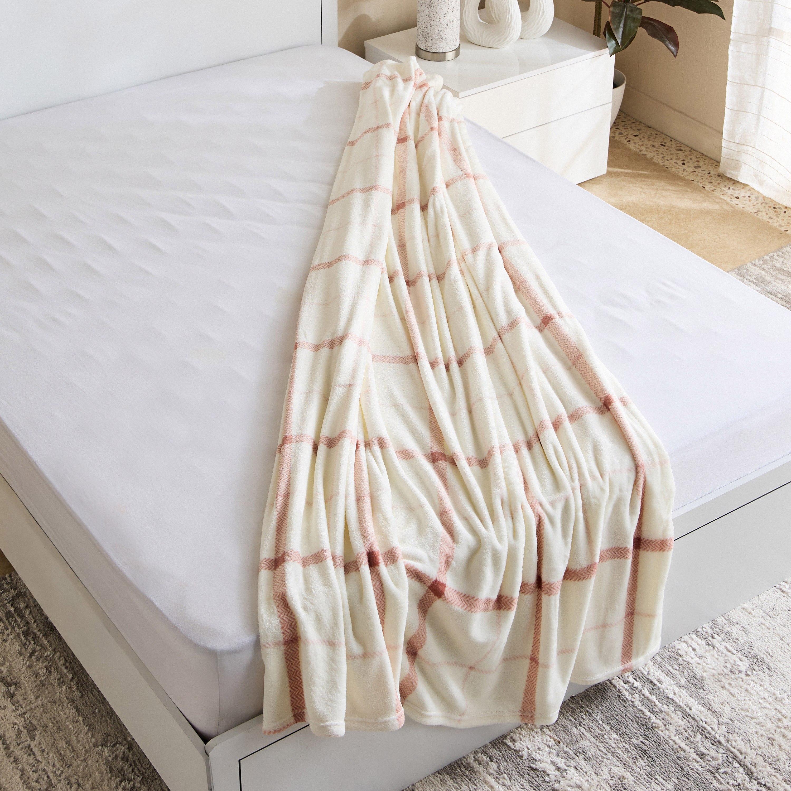 Matrix Malbork Printed Flannel Queen Blanket - 200x220 cm-hbxhomeware-hbxbedroom-image-4