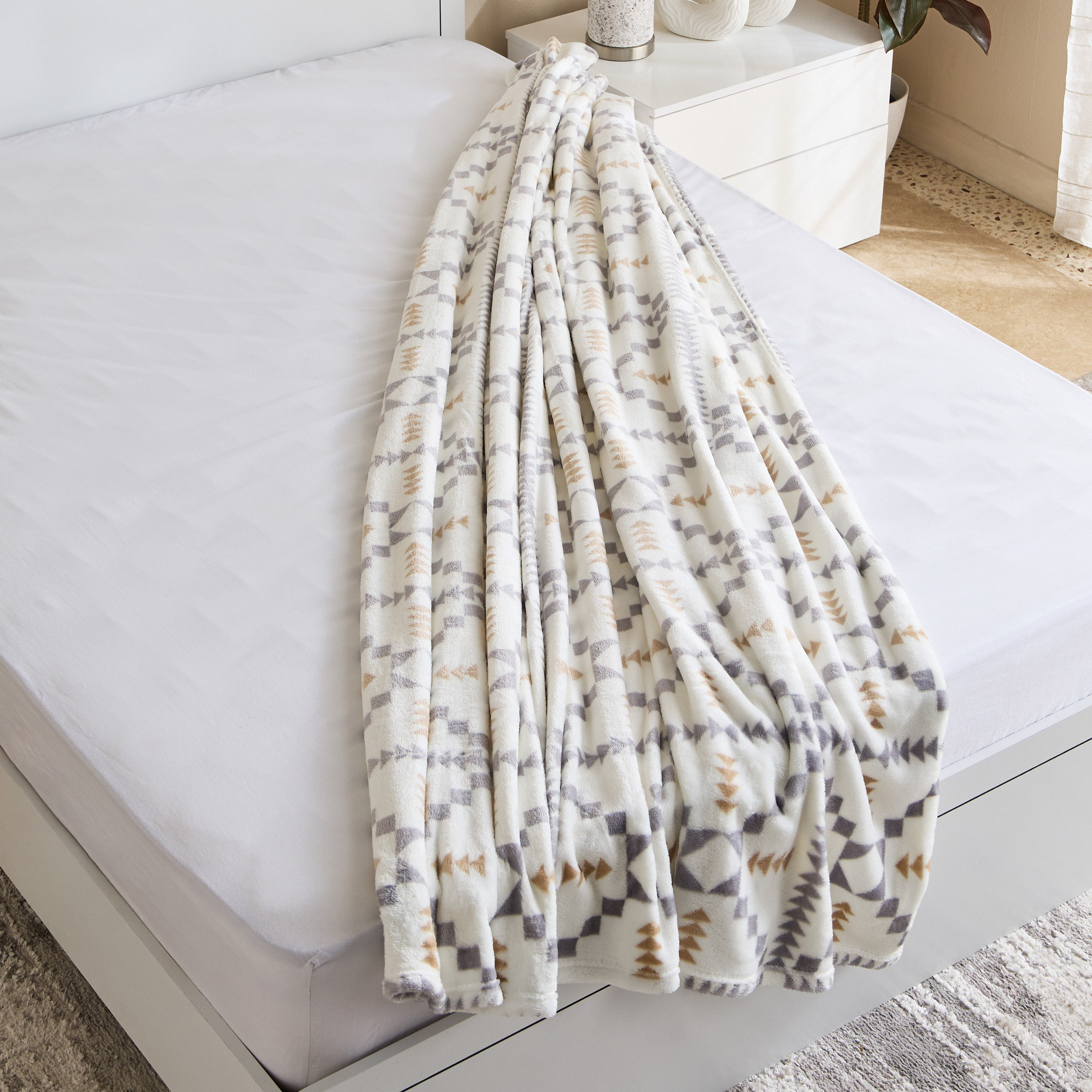 Matrix Sanok Printed Flannel Queen Blanket - 200x220 cm-hbxhomeware-hbxbedroom-image-4