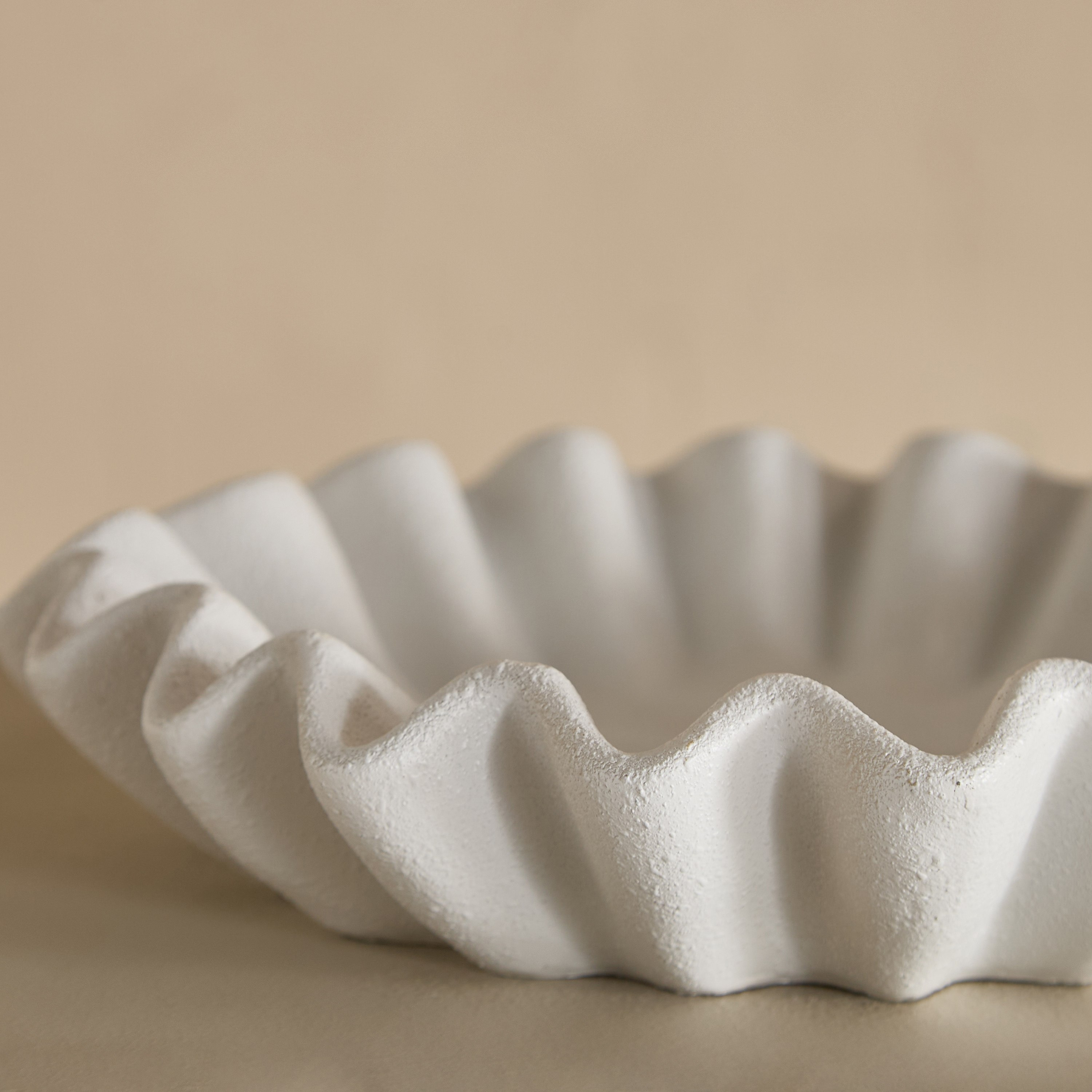 Verdant Polyresin Ribbed Marble Finish Fluted Plate - 26x26x5 cm-hbxhomeware-hbxdecorandfurnishings-image-6