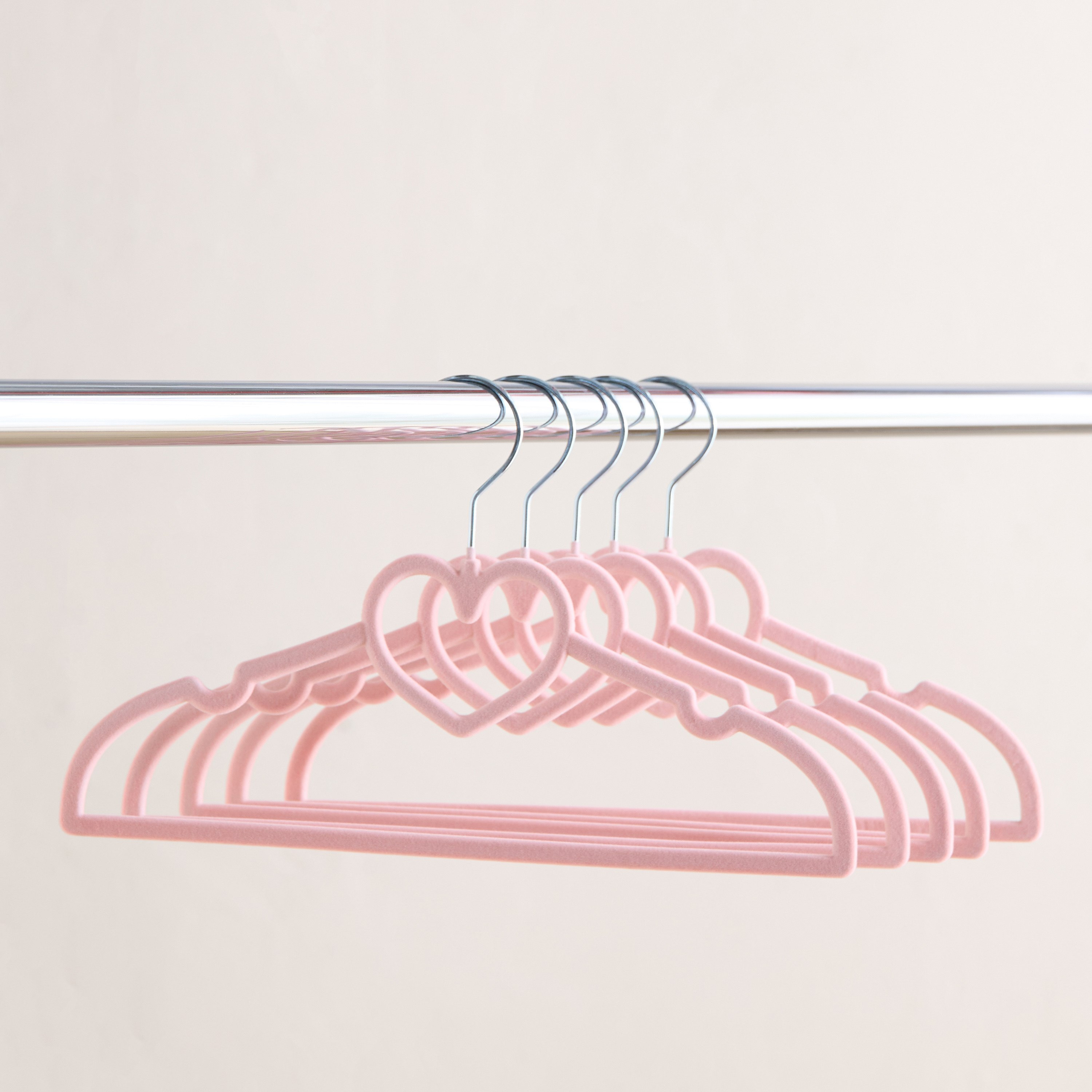 علّاقات ملابس بتصميم قلوب 5 قطع من أطلس - 33x19 سم-hbxhomeware-hbxkidsandyouth-image-1