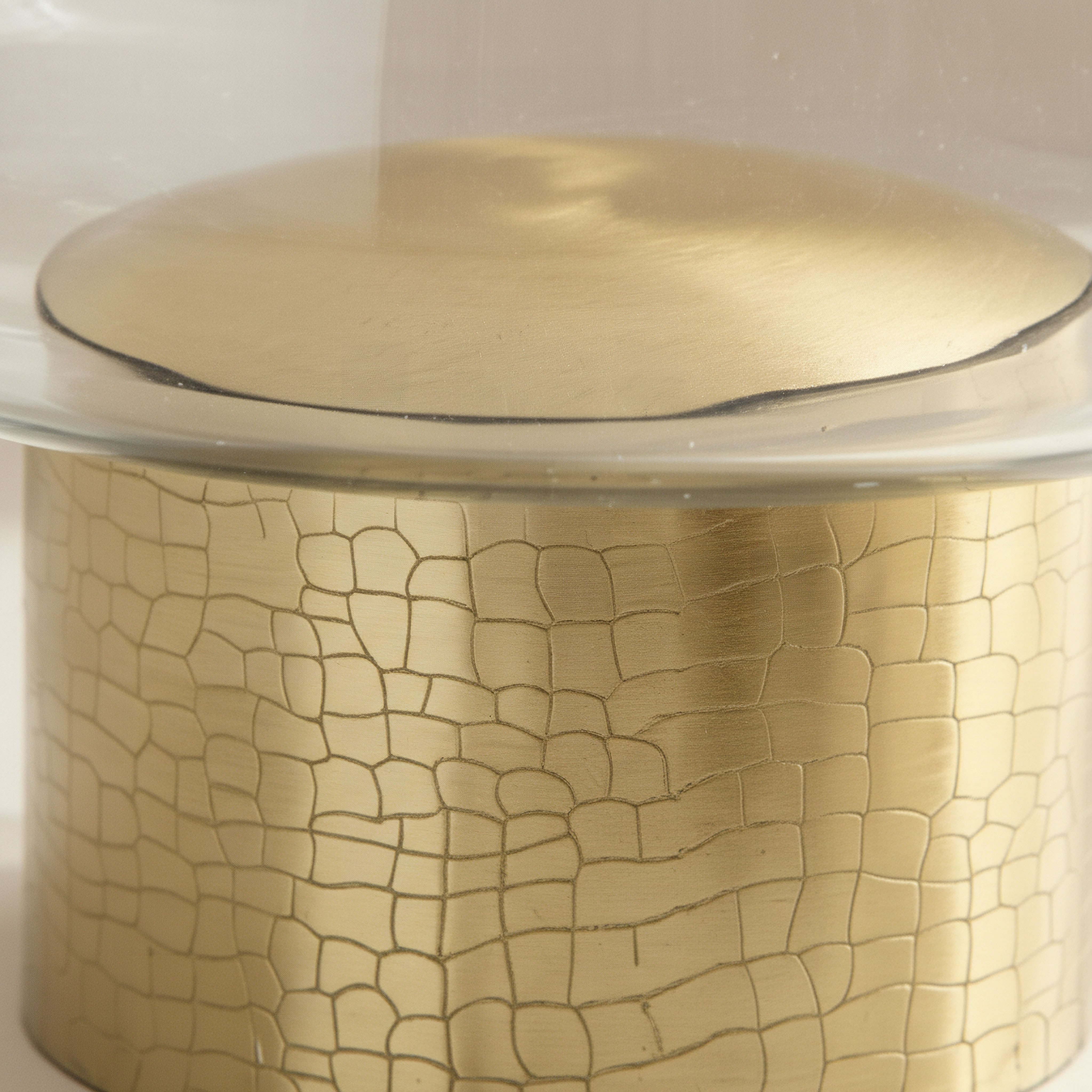 وعاء زجاج ديكور بقاعدة جلد بارز الملمس وقاعدة معدن من ألفا - 26.5x26.5x15 سم-hbxdecorandfurnishings-homeaccessories-bowls-image-2