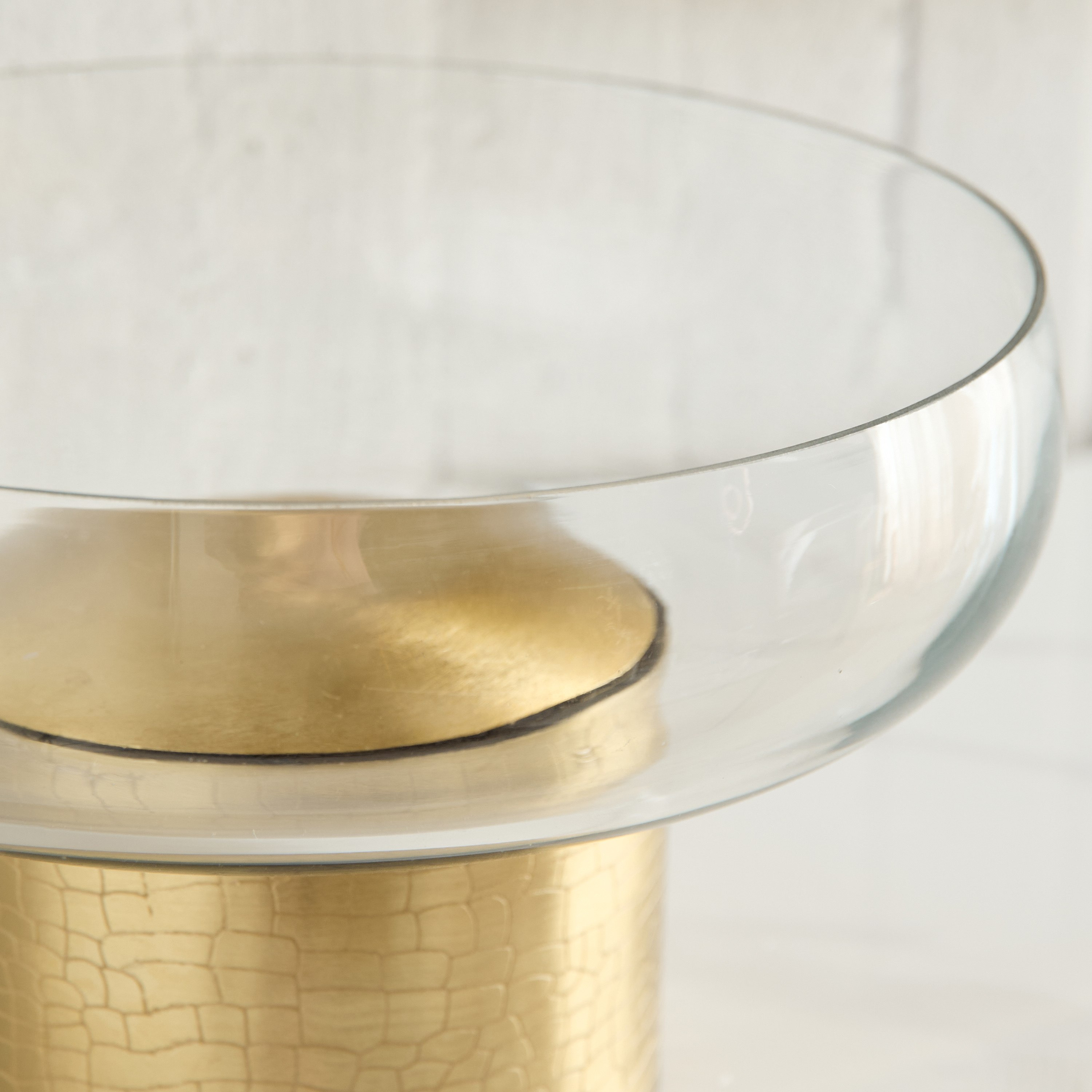 وعاء زجاج ديكور بقاعدة جلد بارز الملمس وقاعدة معدن من ألفا - 26.5x26.5x15 سم-hbxdecorandfurnishings-homeaccessories-bowls-image-6
