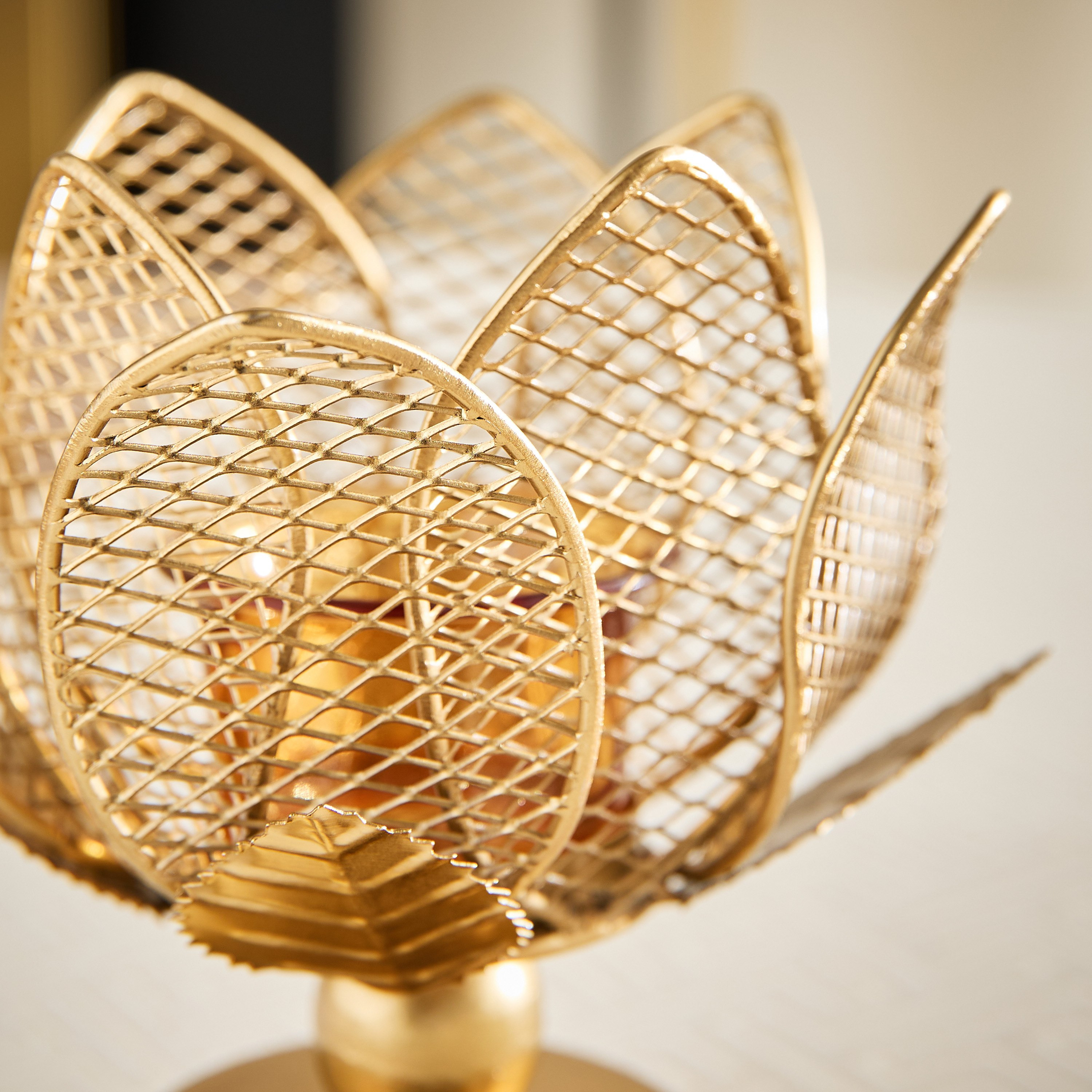 حامل شموع ديكور شبكي من كومود أورورا - 15x15x24 سم-hbxlivingroom-decorandaccessories-candleholders-image-4