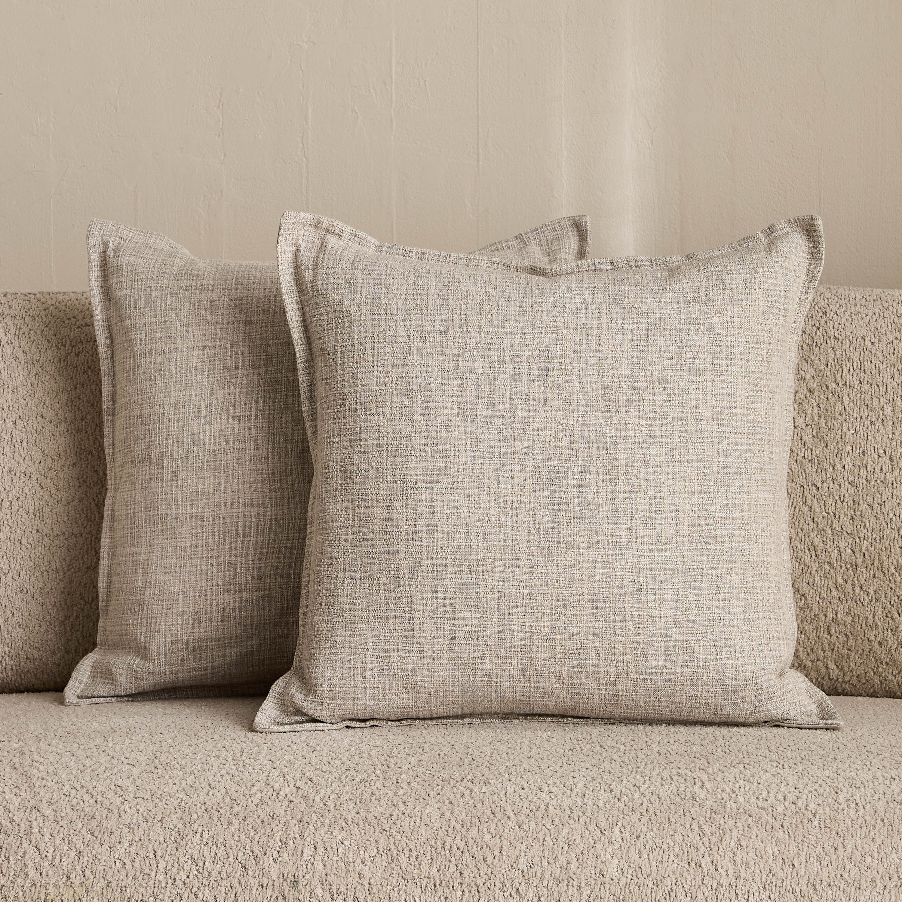 طقم وسائد محشوة ببديل الريش بارزة الملمس سلوب قطعتين من كوزي بلس - 50x50 سم-hbxlivingroom-furnishings-cushionsandcovers-filledcushions-image-1