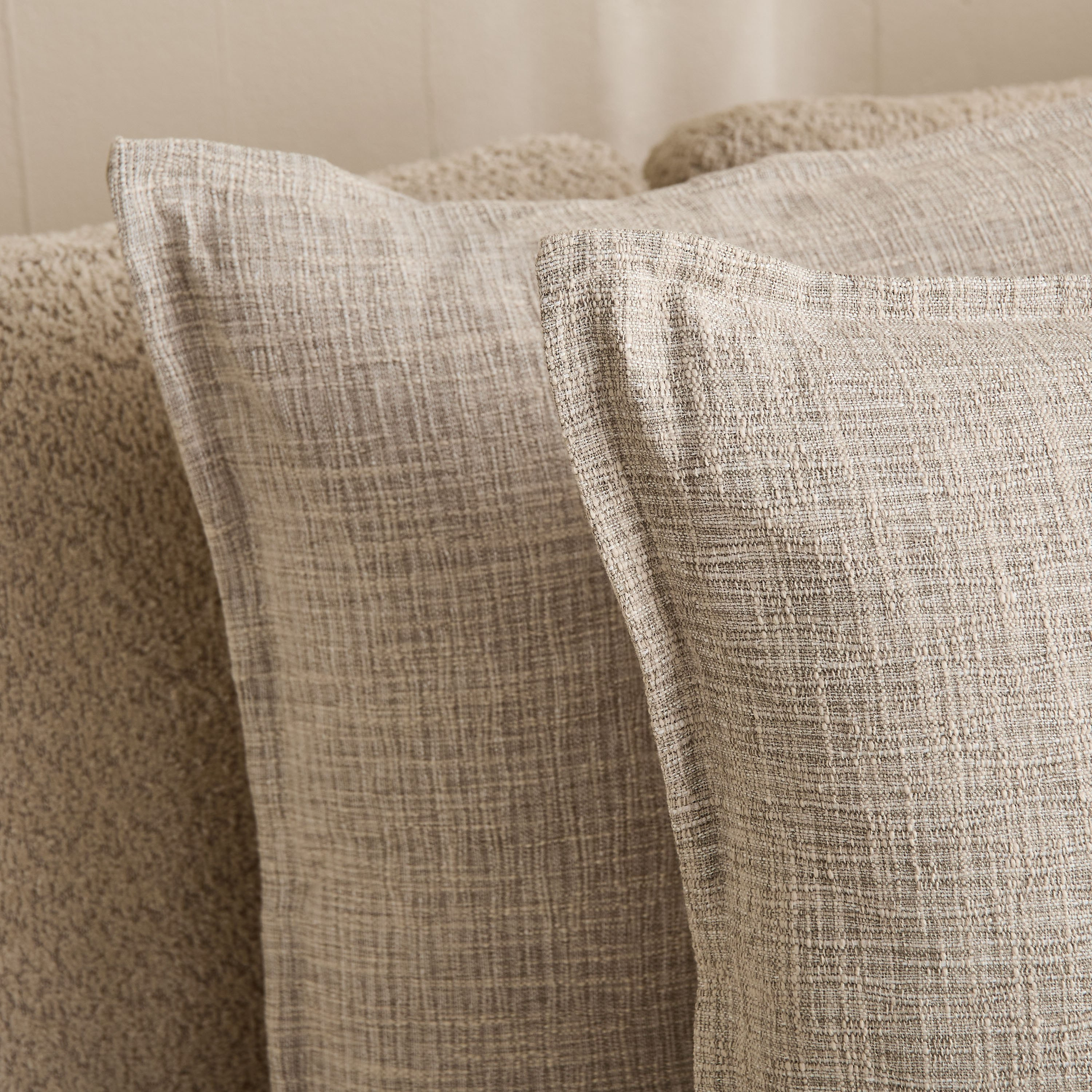 طقم وسائد محشوة ببديل الريش بارزة الملمس سلوب قطعتين من كوزي بلس - 50x50 سم-hbxlivingroom-furnishings-cushionsandcovers-filledcushions-image-2