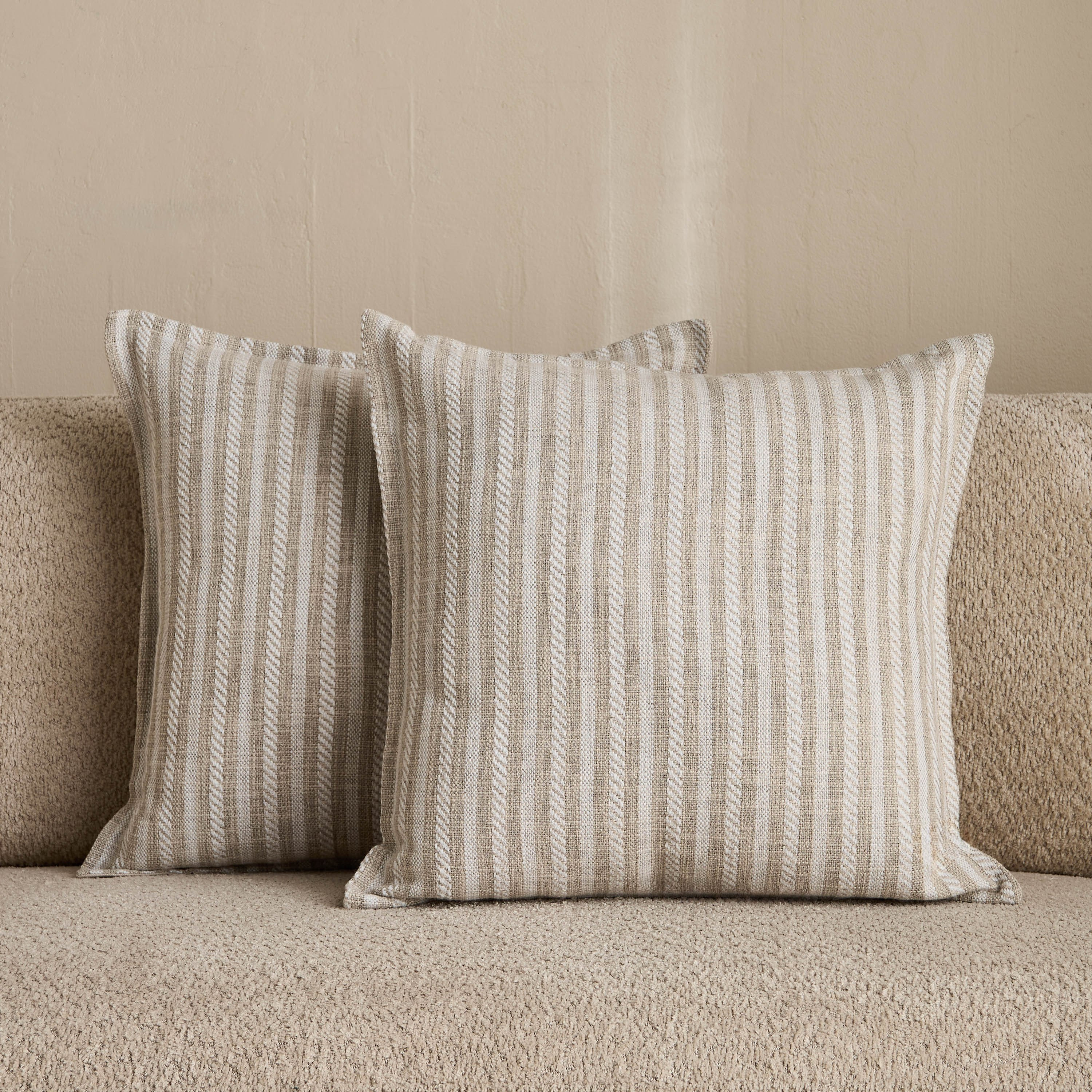 طقم وسائد محشوة ببديل الريش بارزة الملمس مخططة قطعتين من كوزي بلس - 50x50 سم-hbxlivingroom-furnishings-cushionsandcovers-filledcushions-image-1