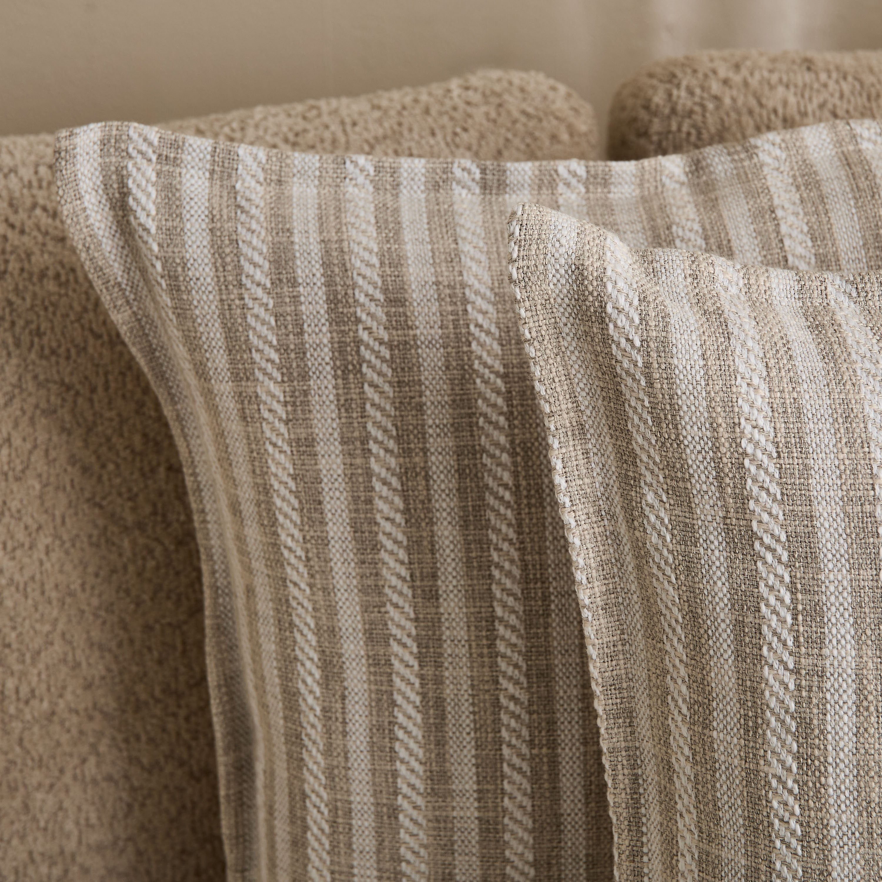 طقم وسائد محشوة ببديل الريش بارزة الملمس مخططة قطعتين من كوزي بلس - 50x50 سم-hbxlivingroom-furnishings-cushionsandcovers-filledcushions-image-2