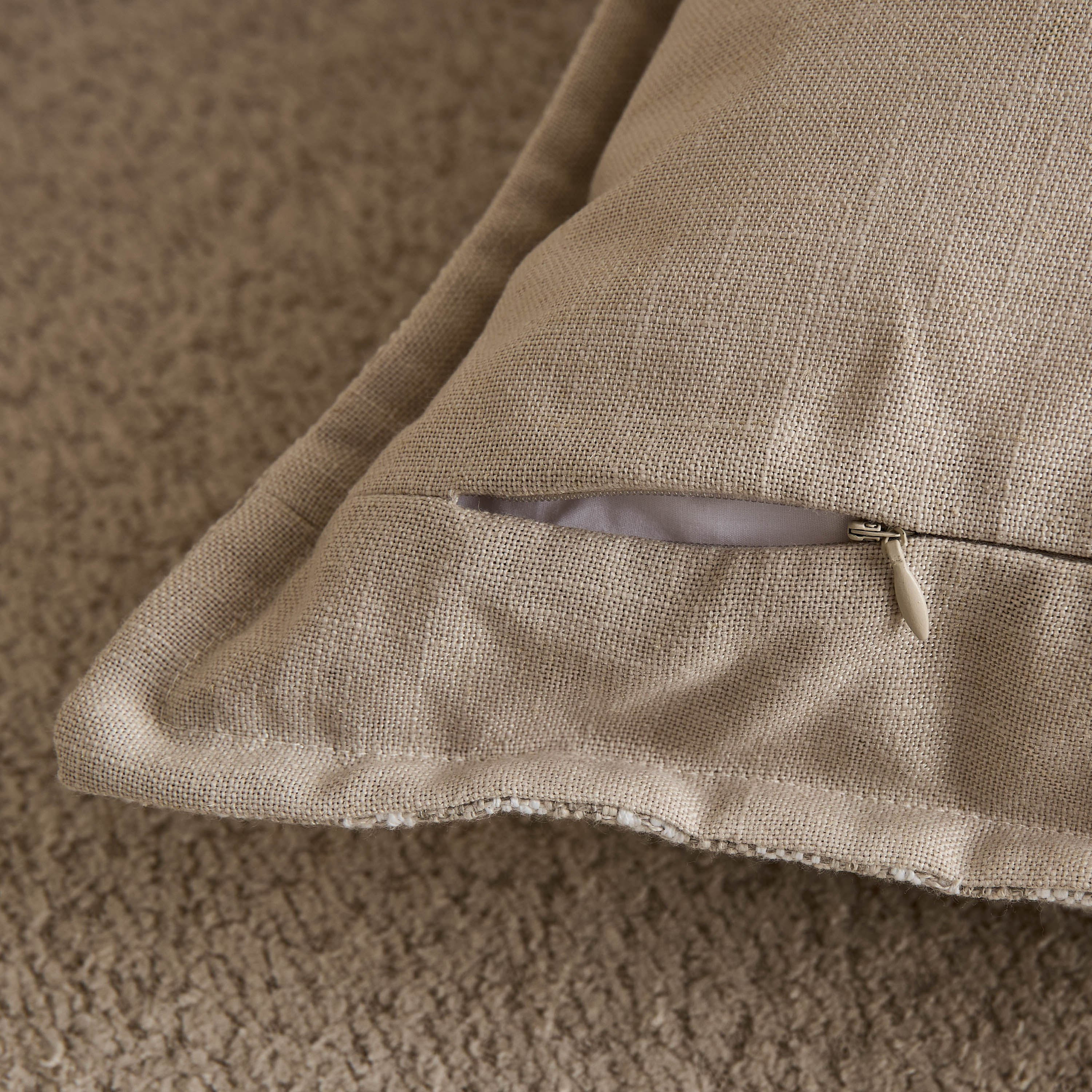 طقم وسائد محشوة ببديل الريش بارزة الملمس مخططة قطعتين من كوزي بلس - 50x50 سم-hbxlivingroom-furnishings-cushionsandcovers-filledcushions-image-3