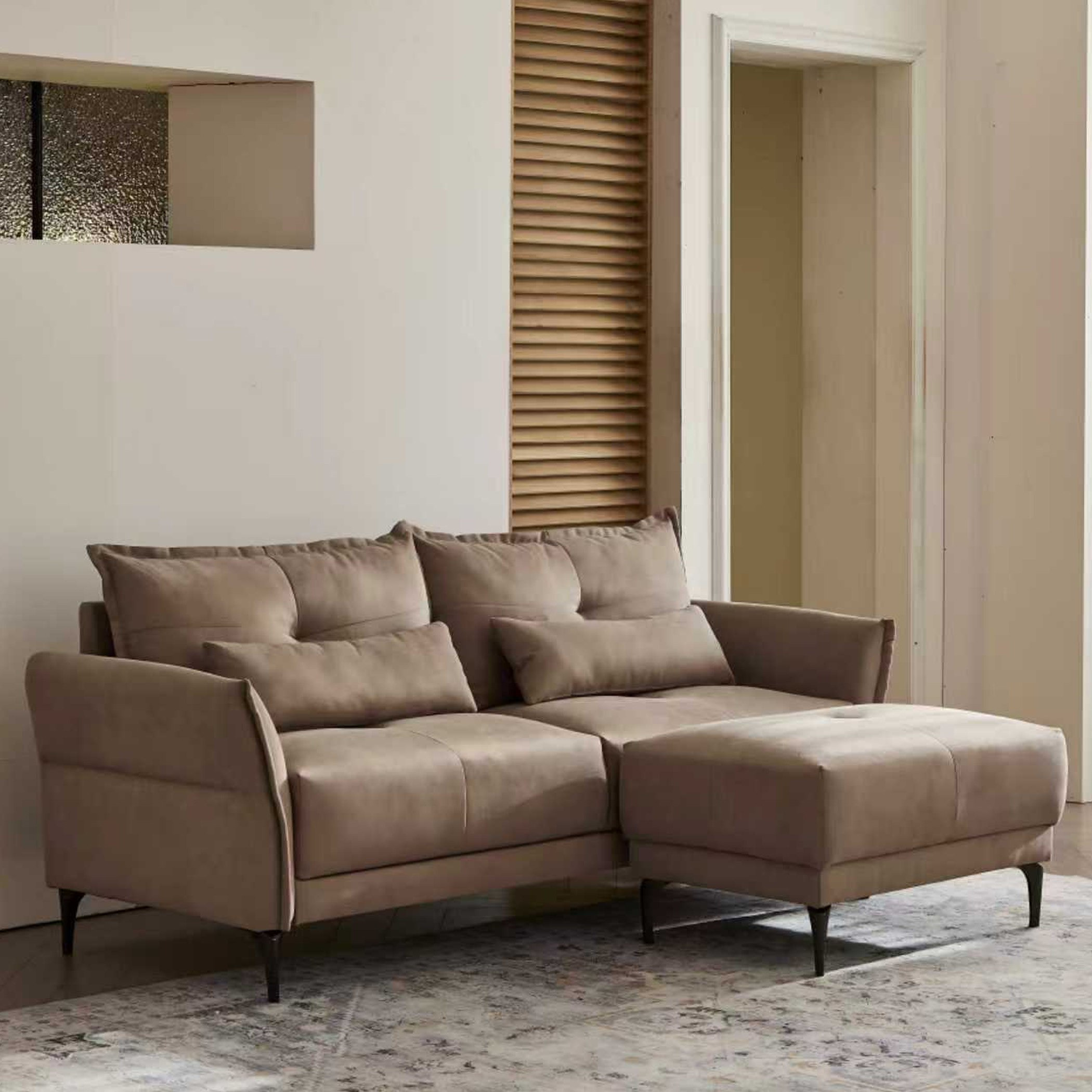 كنبة قماش بـ3 مقاعد مع 2 وسادة لدعم الظهر ومقعد عثماني من سوهو-hbxlivingroom-sofasandarmchairs-sofas-image-1