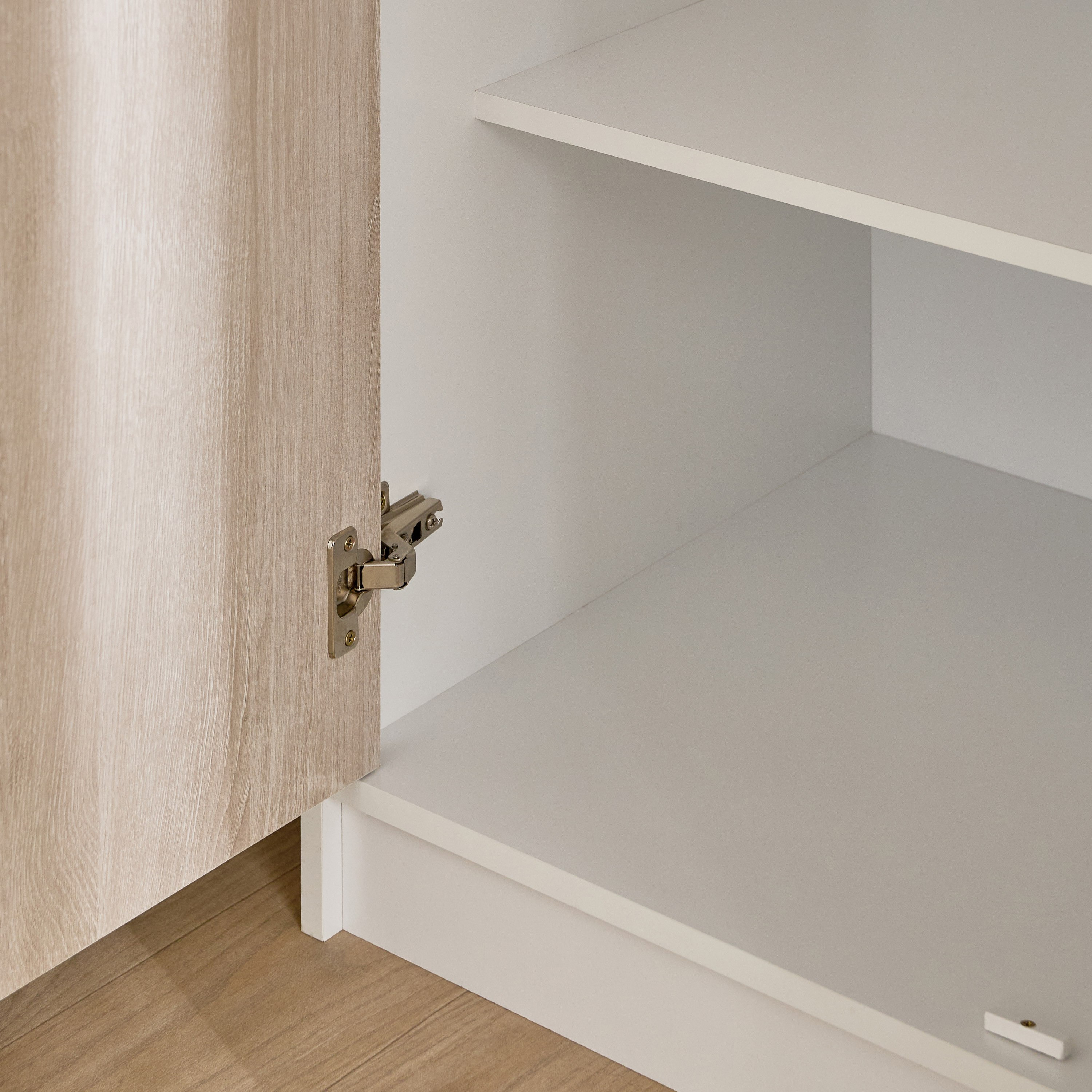 خزانة ملابس ببابين مع مرآة وأرفف مفتوحة وإضاءة من فانيلا هالمستاد-hbxfurniture-wardrobes-image-10
