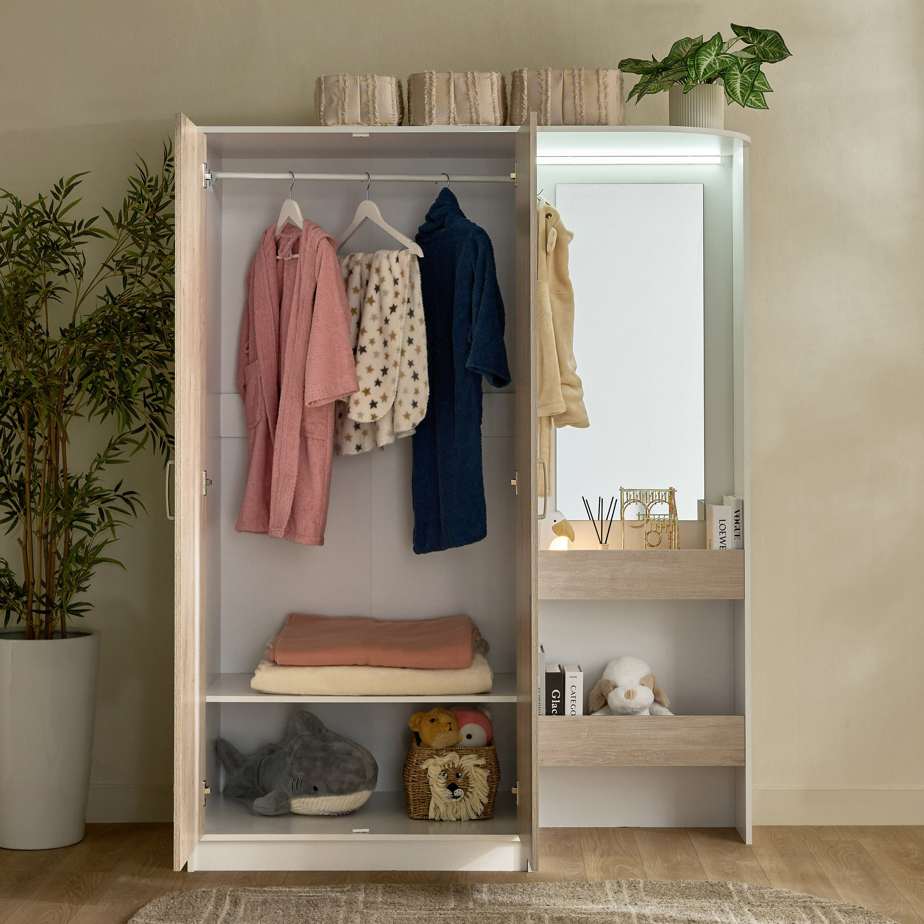 خزانة ملابس ببابين مع مرآة وأرفف مفتوحة وإضاءة من فانيلا هالمستاد-hbxfurniture-wardrobes-image-3