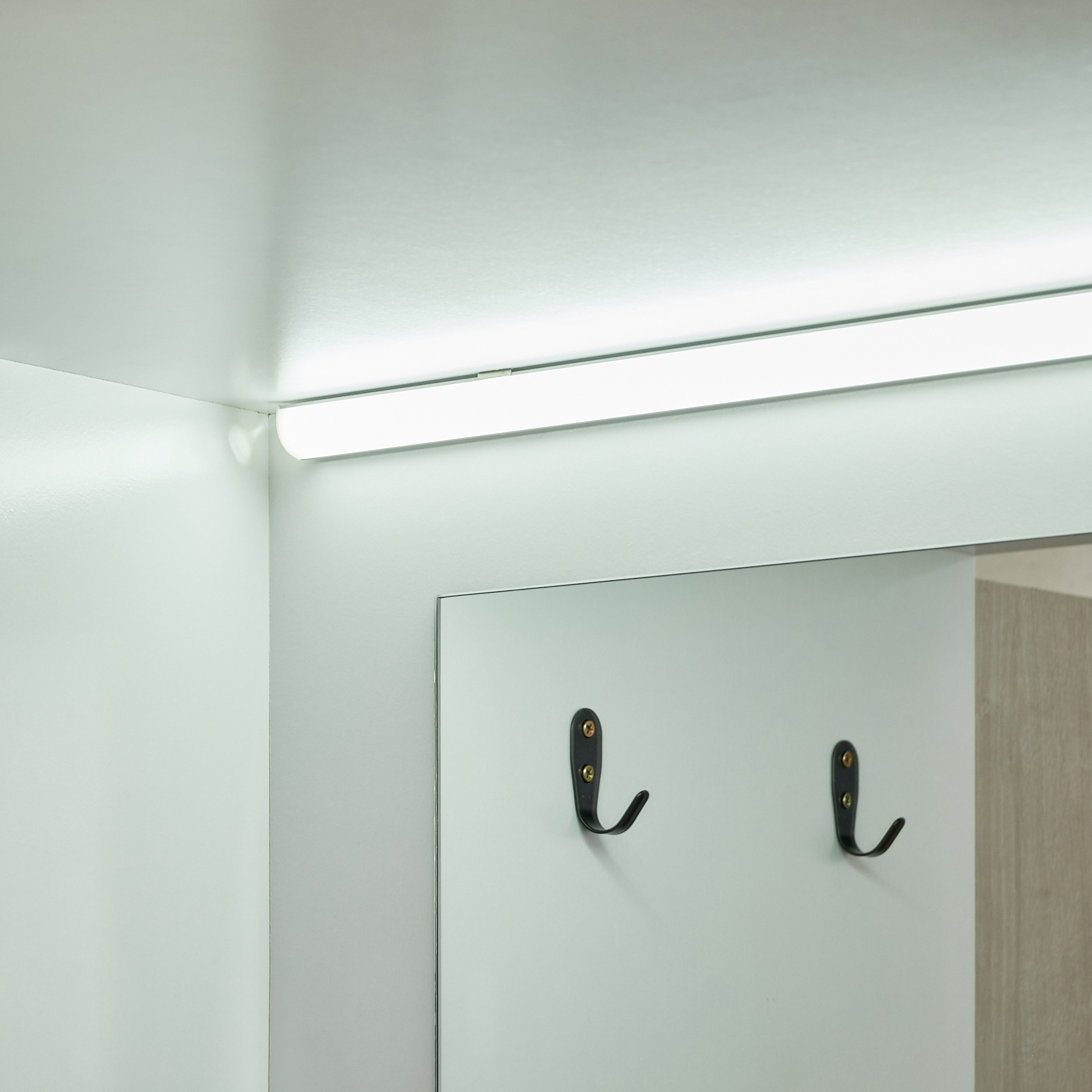 خزانة ملابس ببابين مع مرآة وأرفف مفتوحة وإضاءة من فانيلا هالمستاد-hbxfurniture-wardrobes-image-8