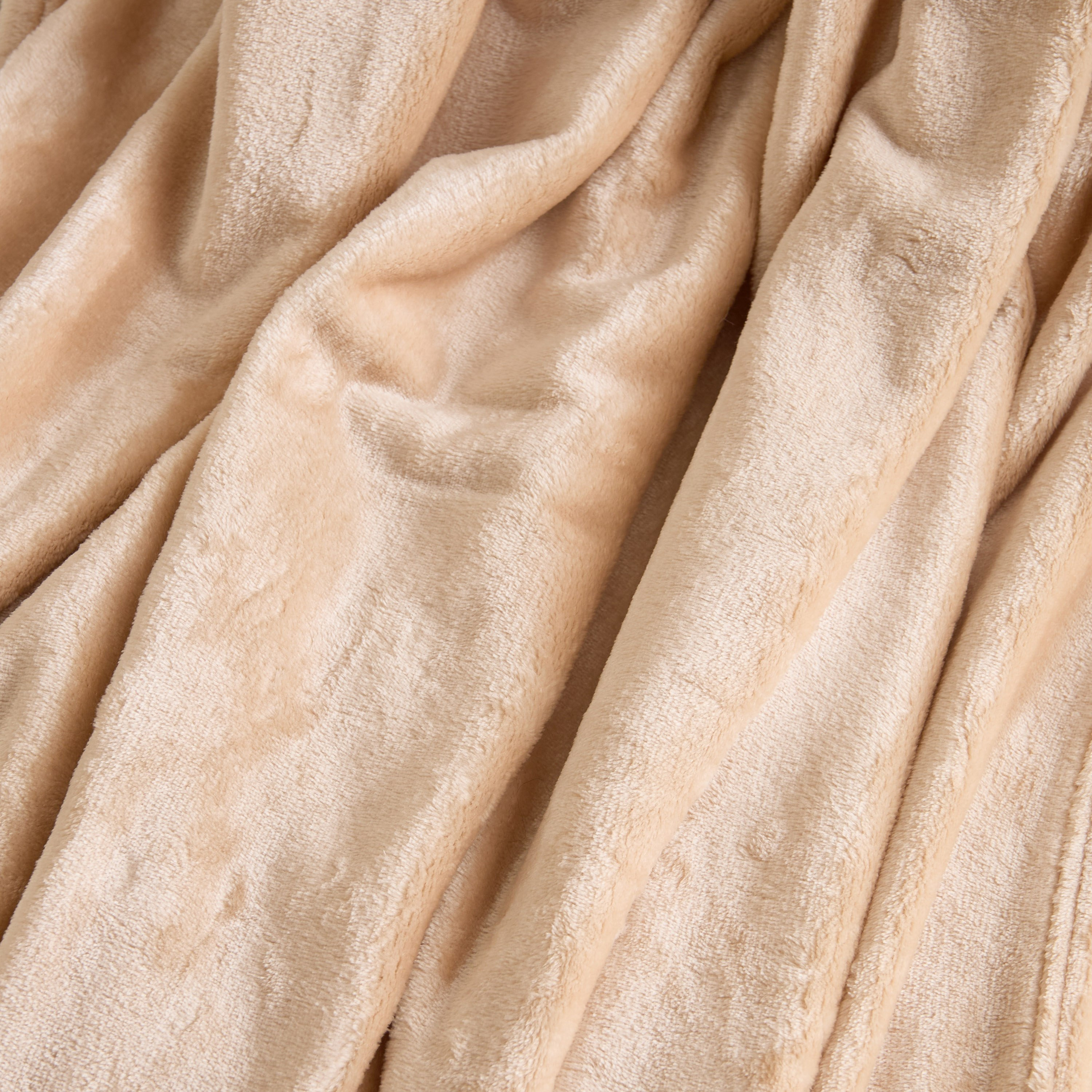 Lavish Plush Throw - 130x180 cm-hbxhomeware-hbxbedroom-image-2