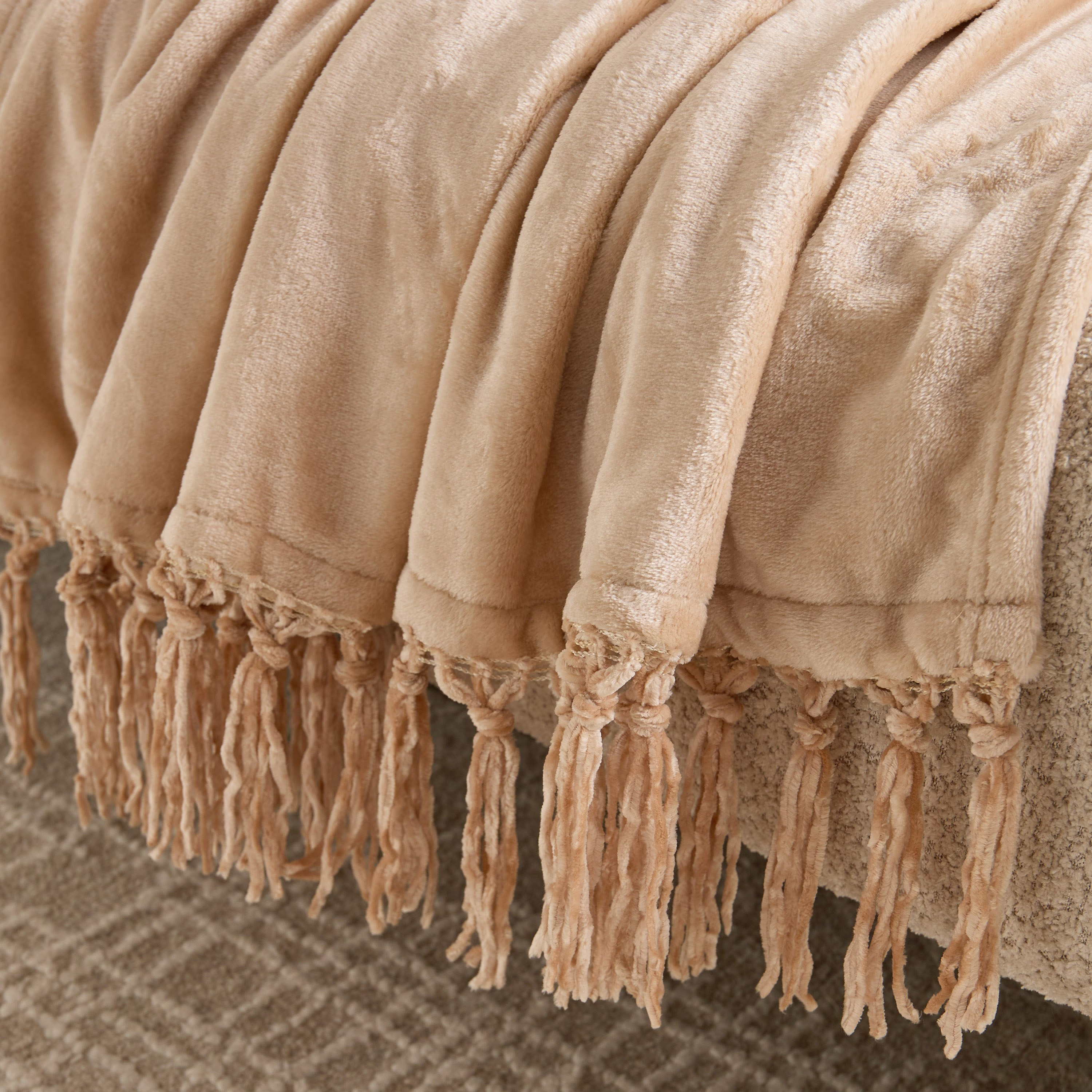 Lavish Plush Throw - 130x180 cm-hbxhomeware-hbxbedroom-image-3