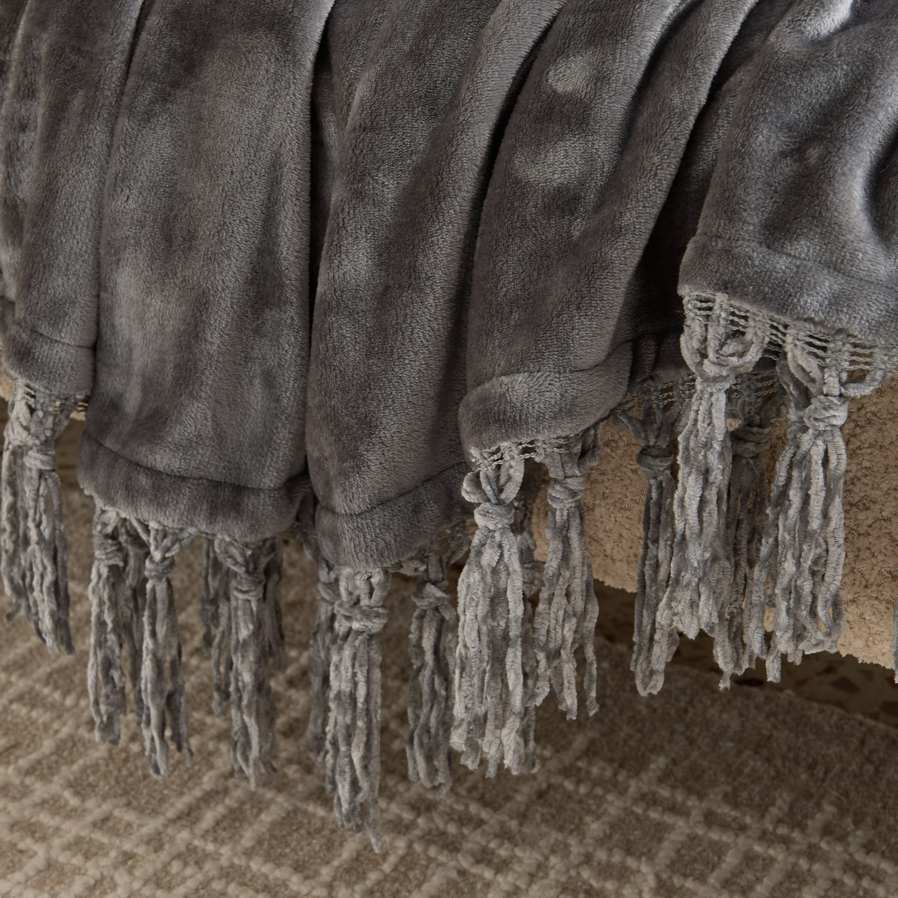 Lavish Plush Throw - 130x180 cm-hbxhomeware-hbxbedroom-image-1