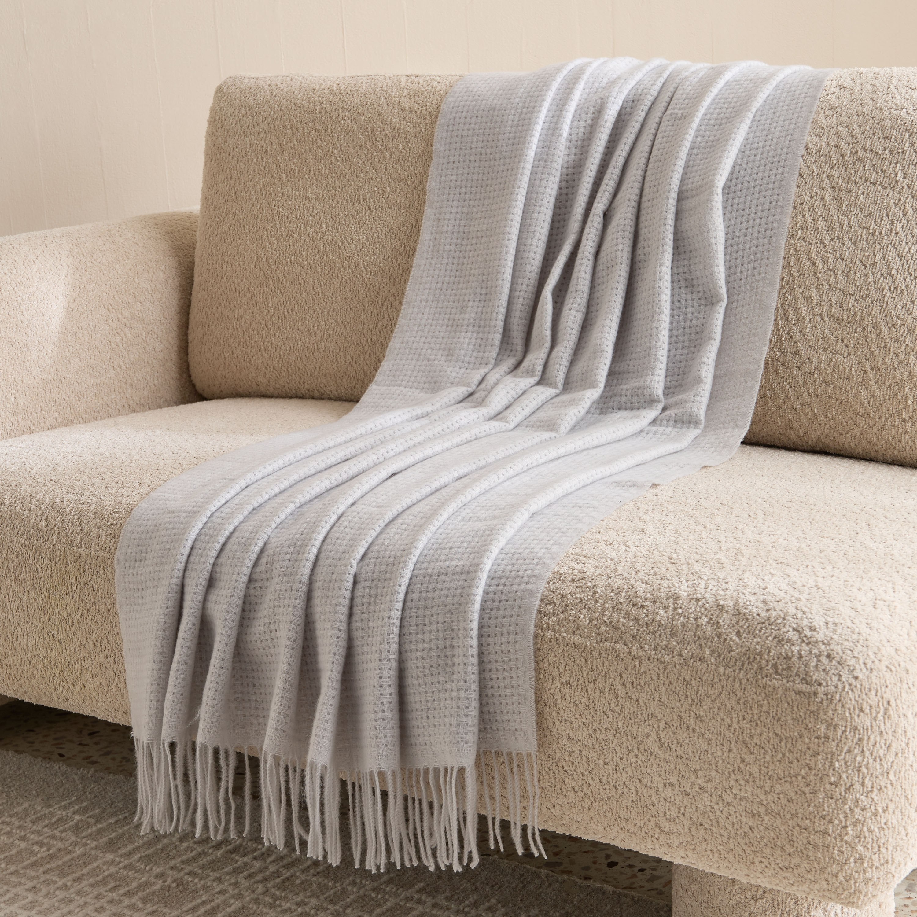 بطانية خفيفة بيكيه ناعمة من ماديسون - 130x170 سم-hbxhomeware-hbxbedroom-image-2