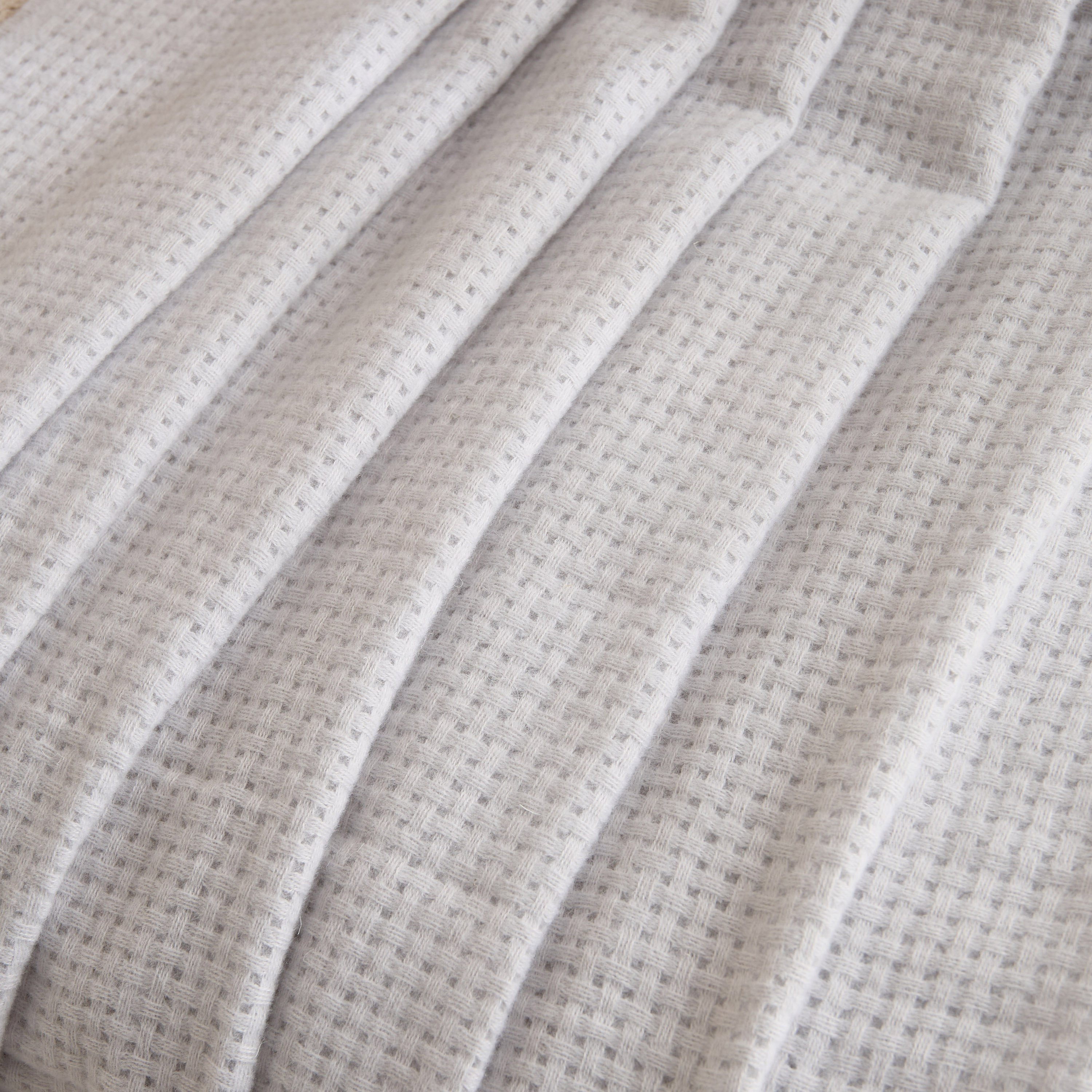 بطانية خفيفة بيكيه ناعمة من ماديسون - 130x170 سم-hbxhomeware-hbxbedroom-image-3