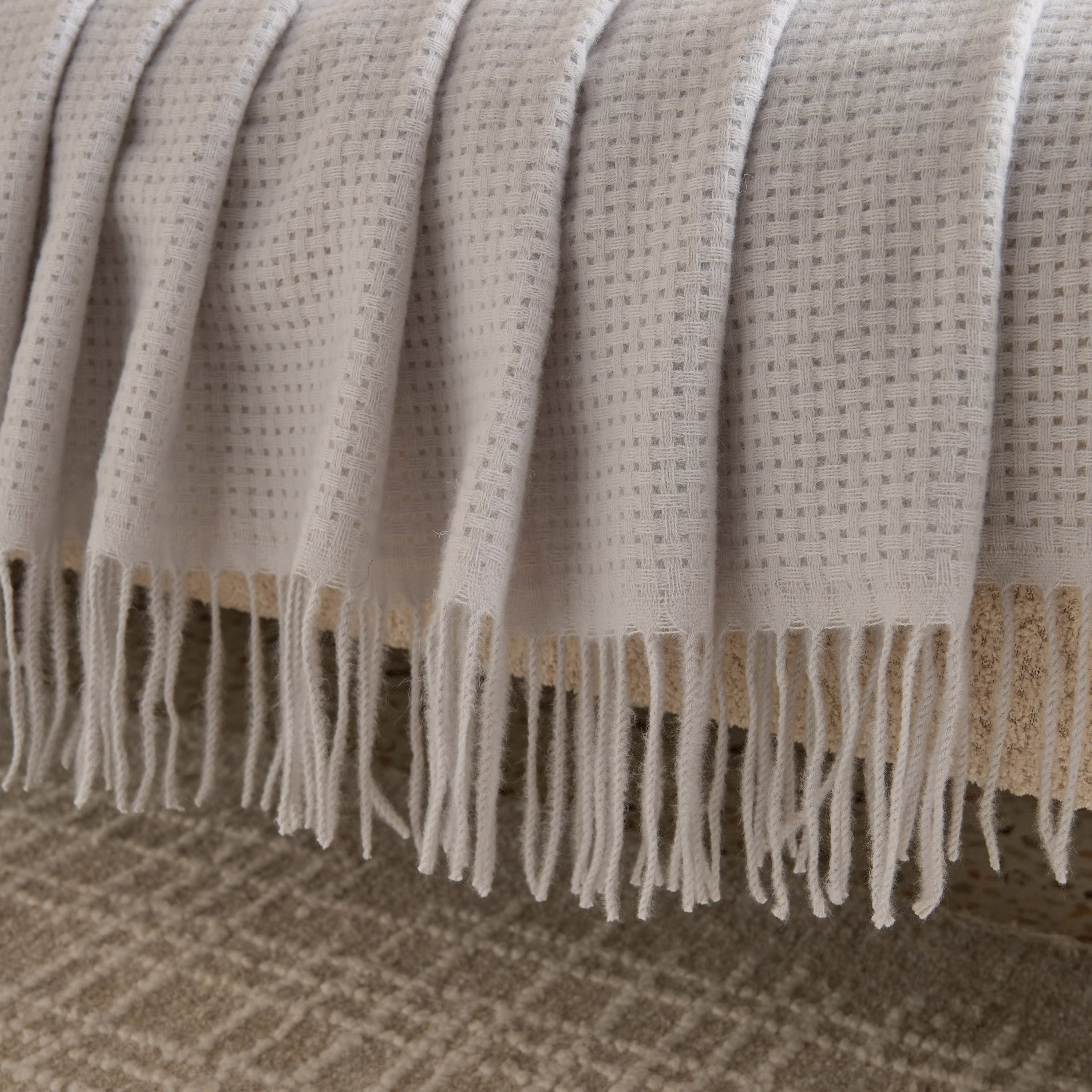 بطانية خفيفة بيكيه ناعمة من ماديسون - 130x170 سم-hbxhomeware-hbxbedroom-image-4