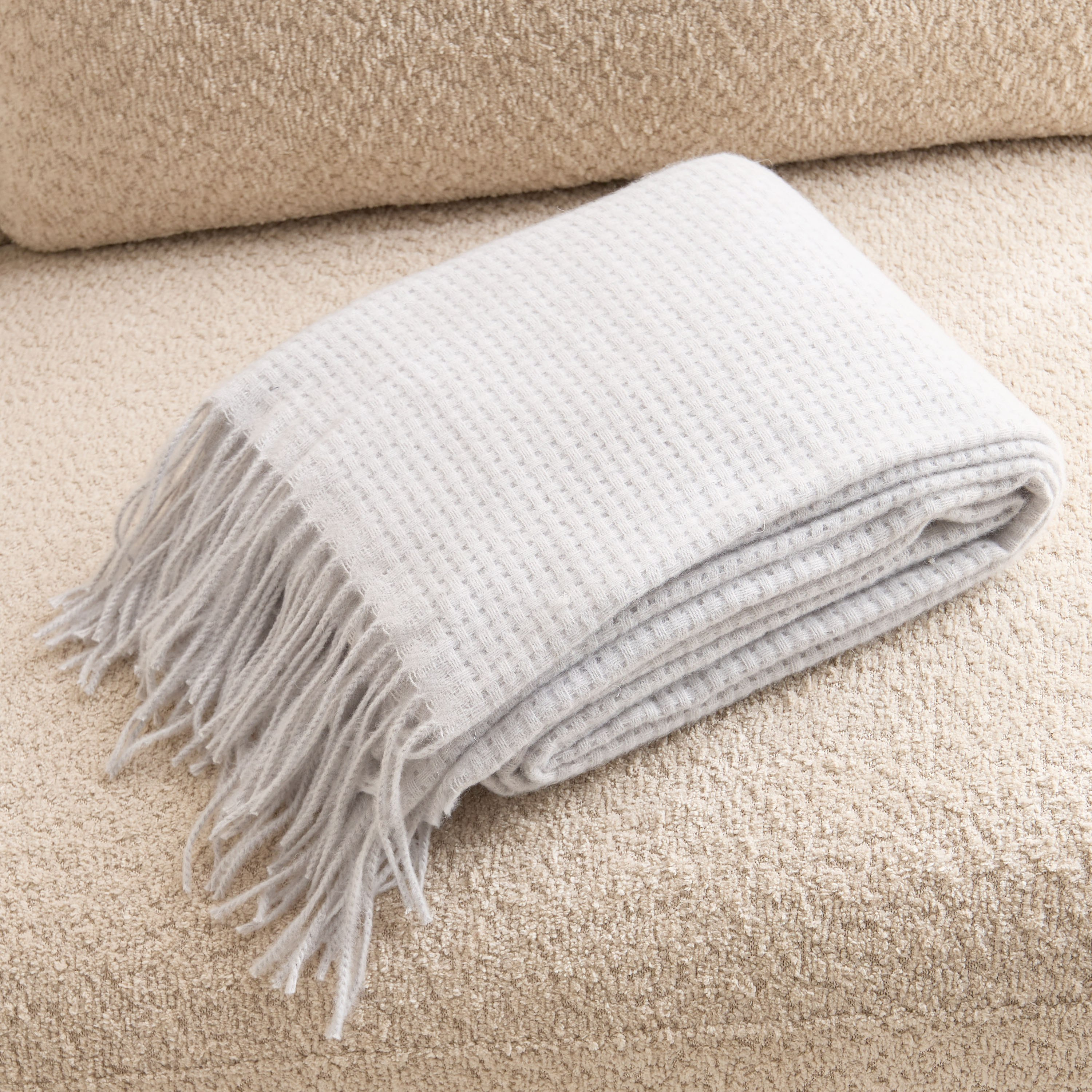 بطانية خفيفة بيكيه ناعمة من ماديسون - 130x170 سم-hbxhomeware-hbxbedroom-image-1