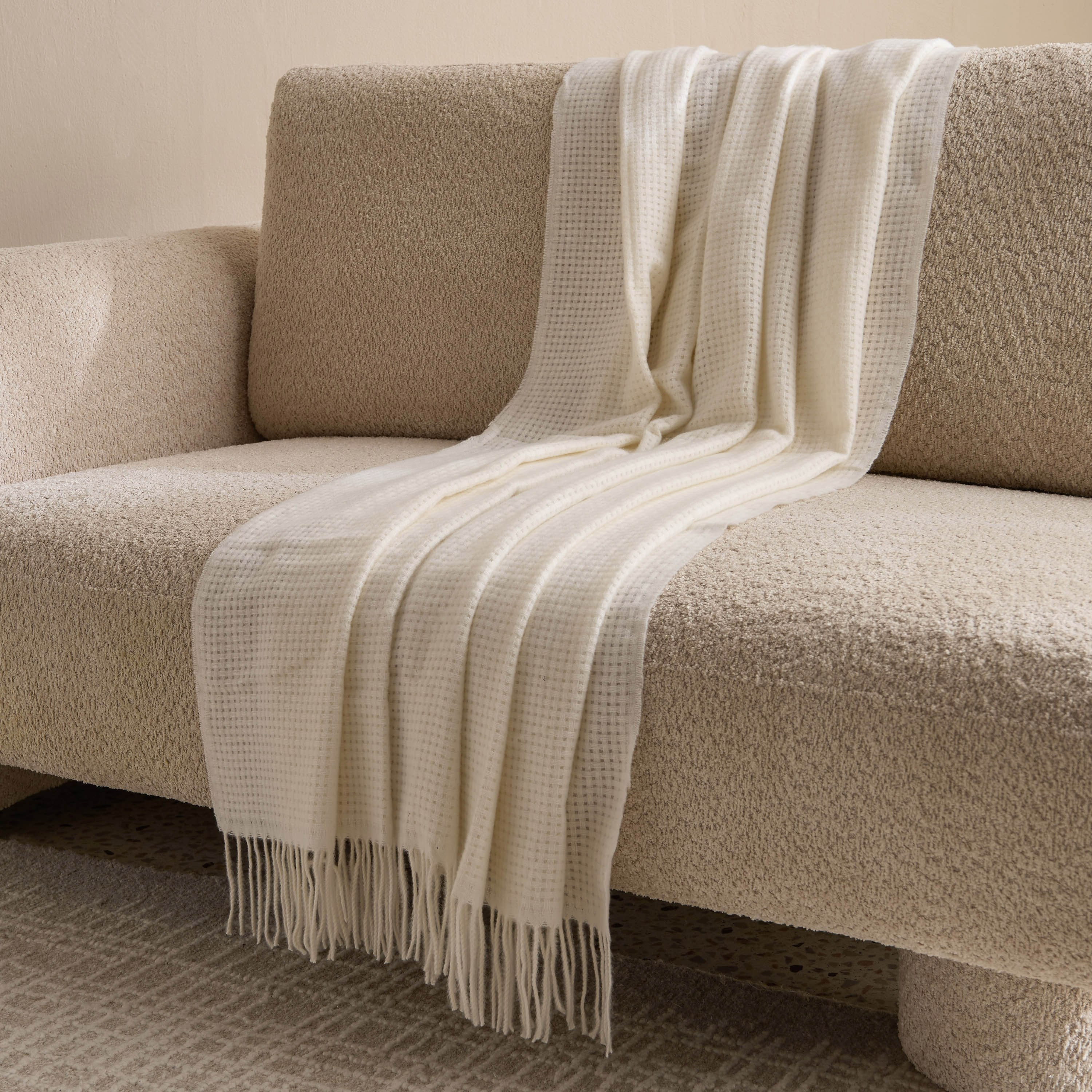 بطانية خفيفة بيكيه ناعمة من ماديسون - 130x170 سم-hbxhomeware-hbxbedroom-image-2