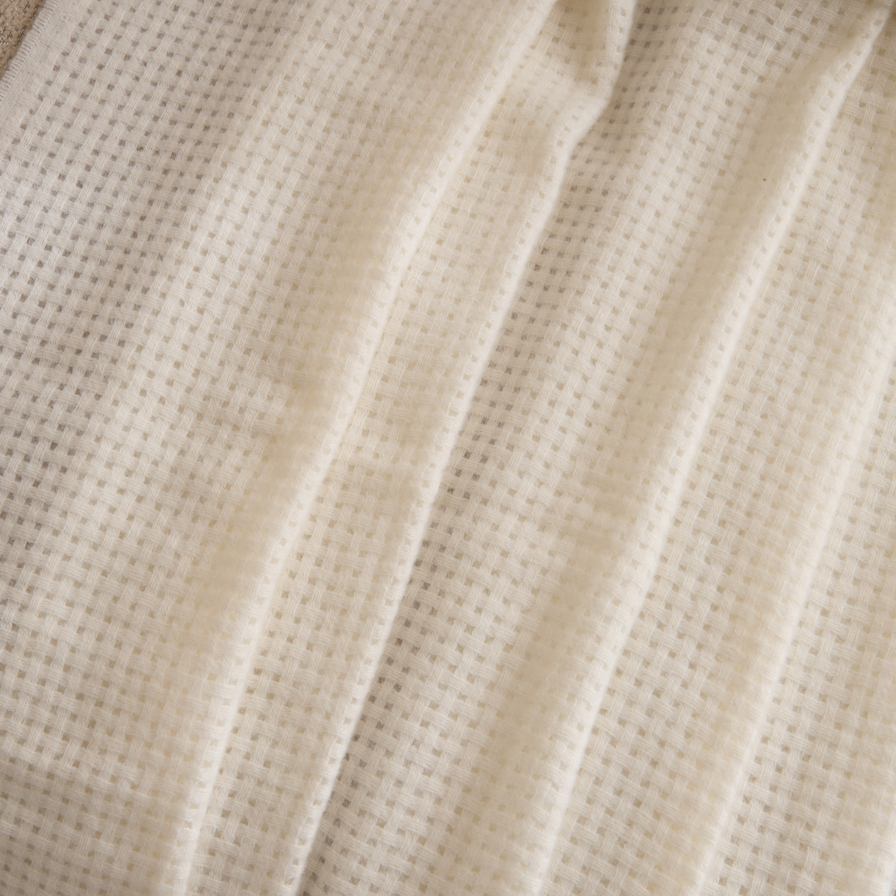بطانية خفيفة بيكيه ناعمة من ماديسون - 130x170 سم-hbxhomeware-hbxbedroom-image-3