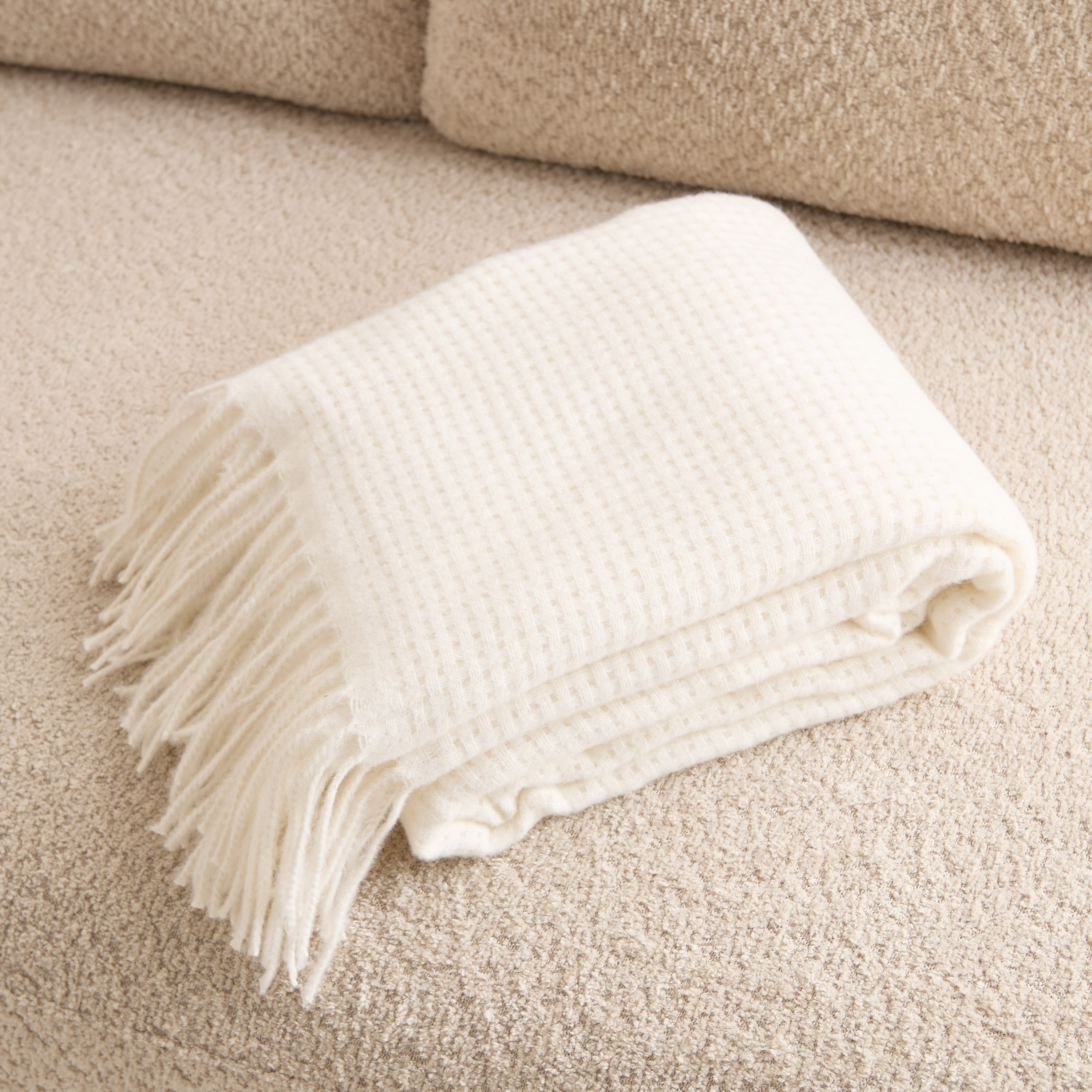 بطانية خفيفة بيكيه ناعمة من ماديسون - 130x170 سم-hbxhomeware-hbxbedroom-image-1