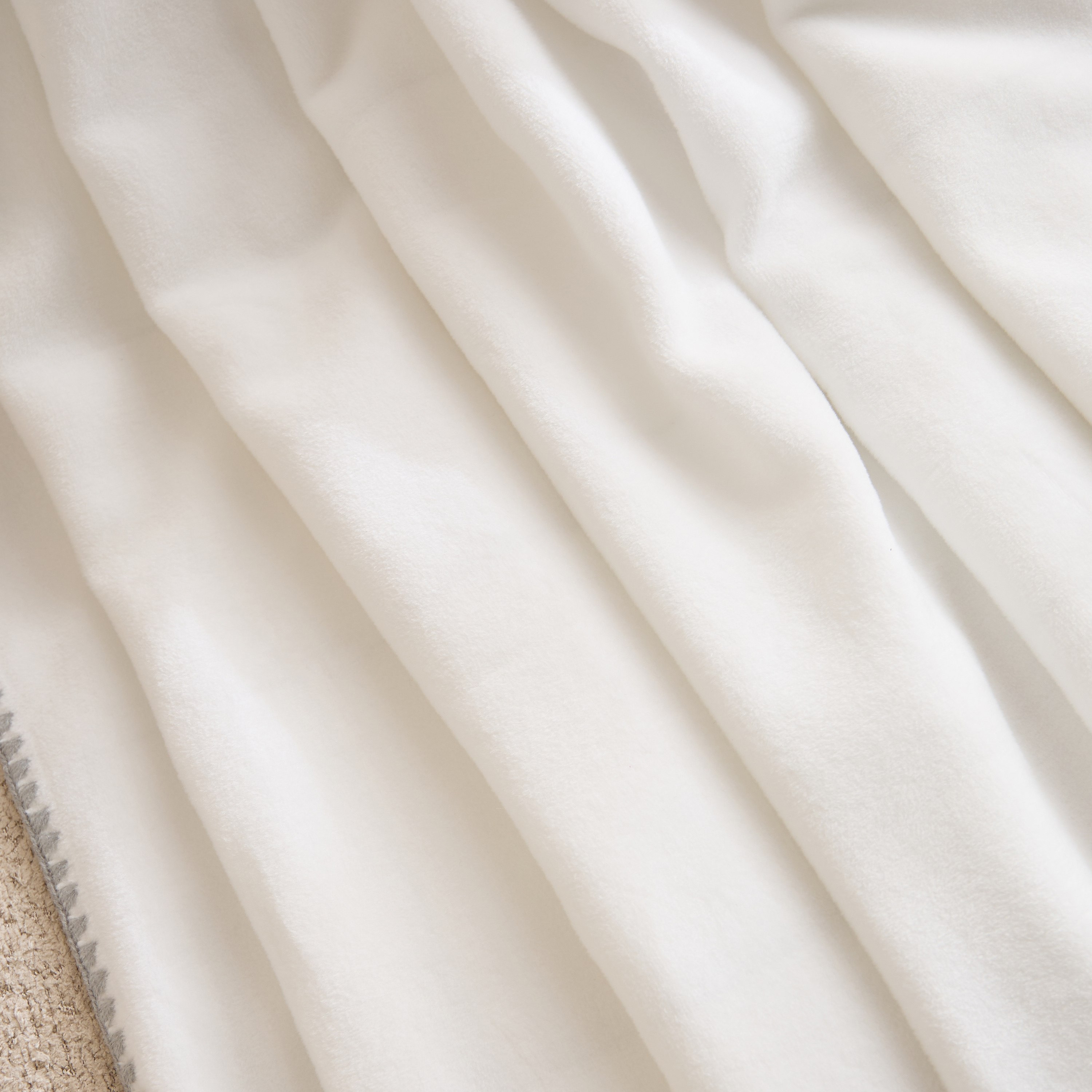 Madison Plush Flannel Throw - 130x170 cm-hbxhomeware-hbxbedroom-image-2