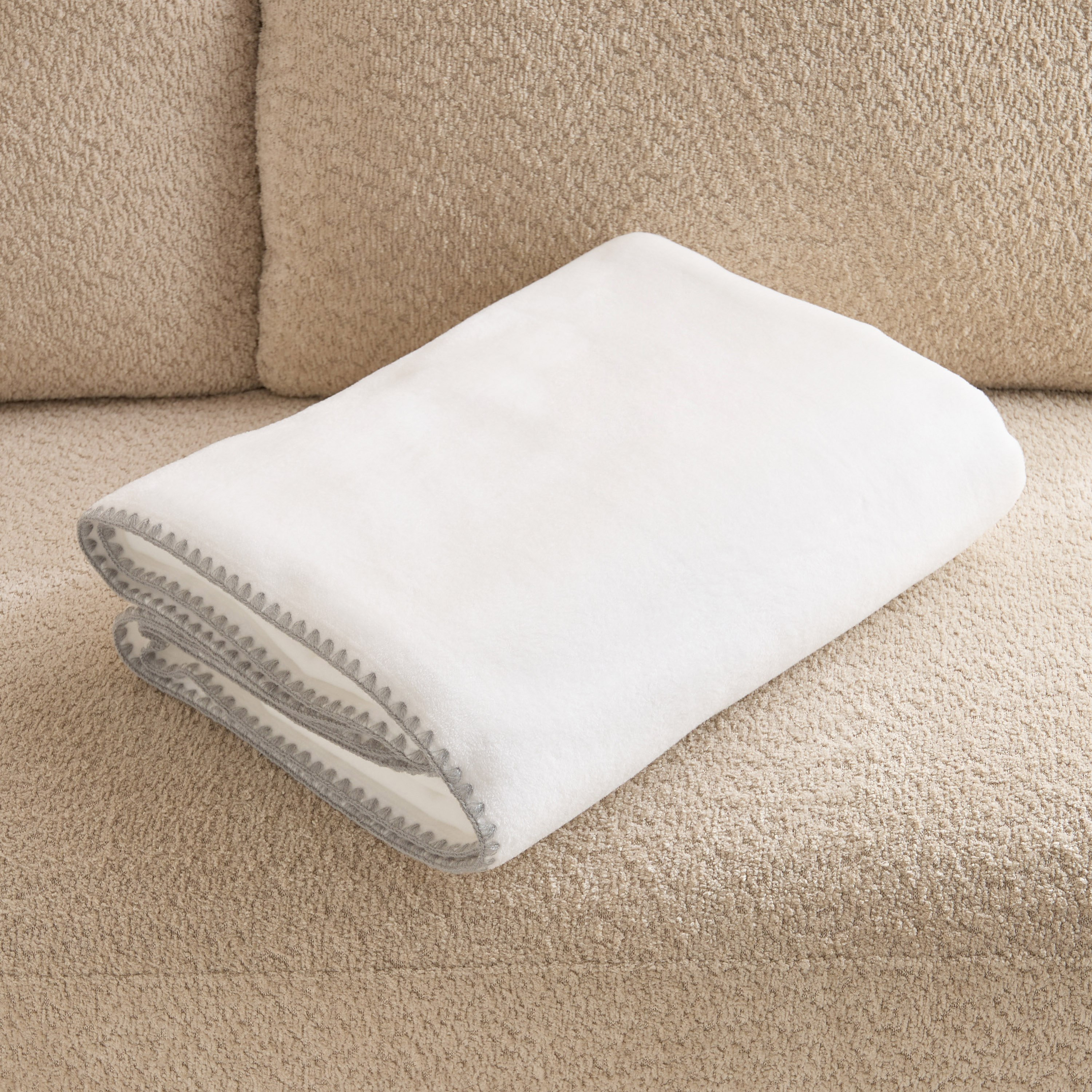 Madison Plush Flannel Throw - 130x170 cm-hbxhomeware-hbxbedroom-image-4