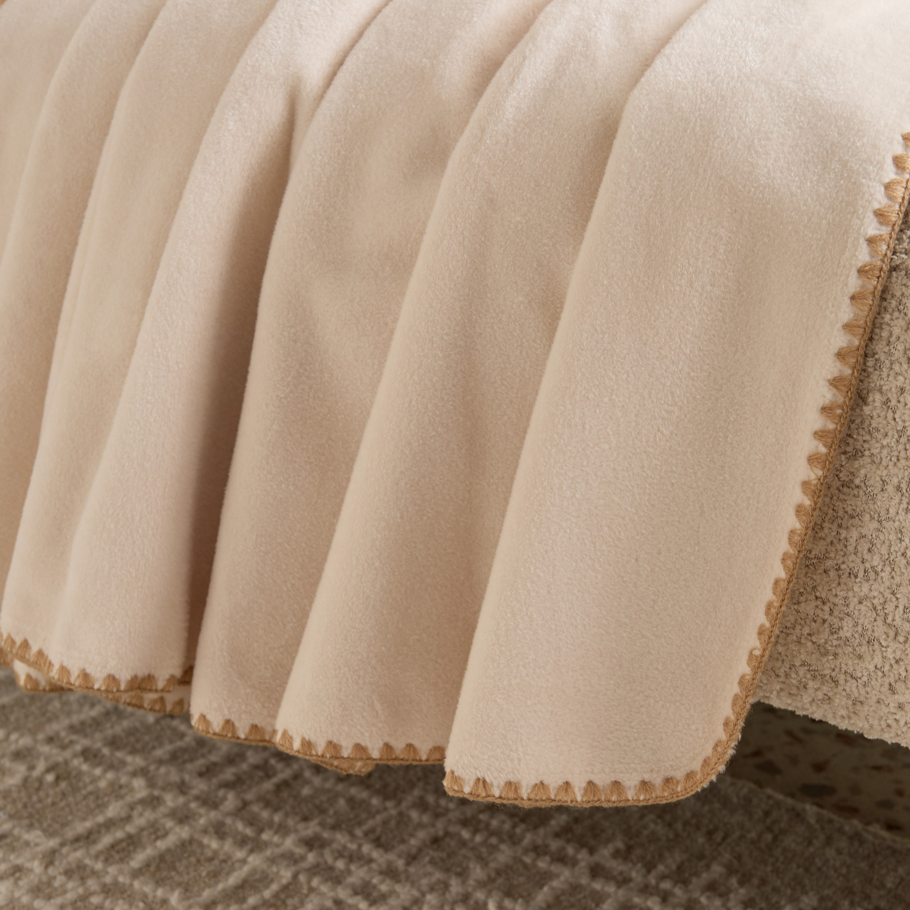 بطانية فلانيل مخملية من ماديسون - 130x170 سم-hbxhomeware-hbxbedroom-image-3