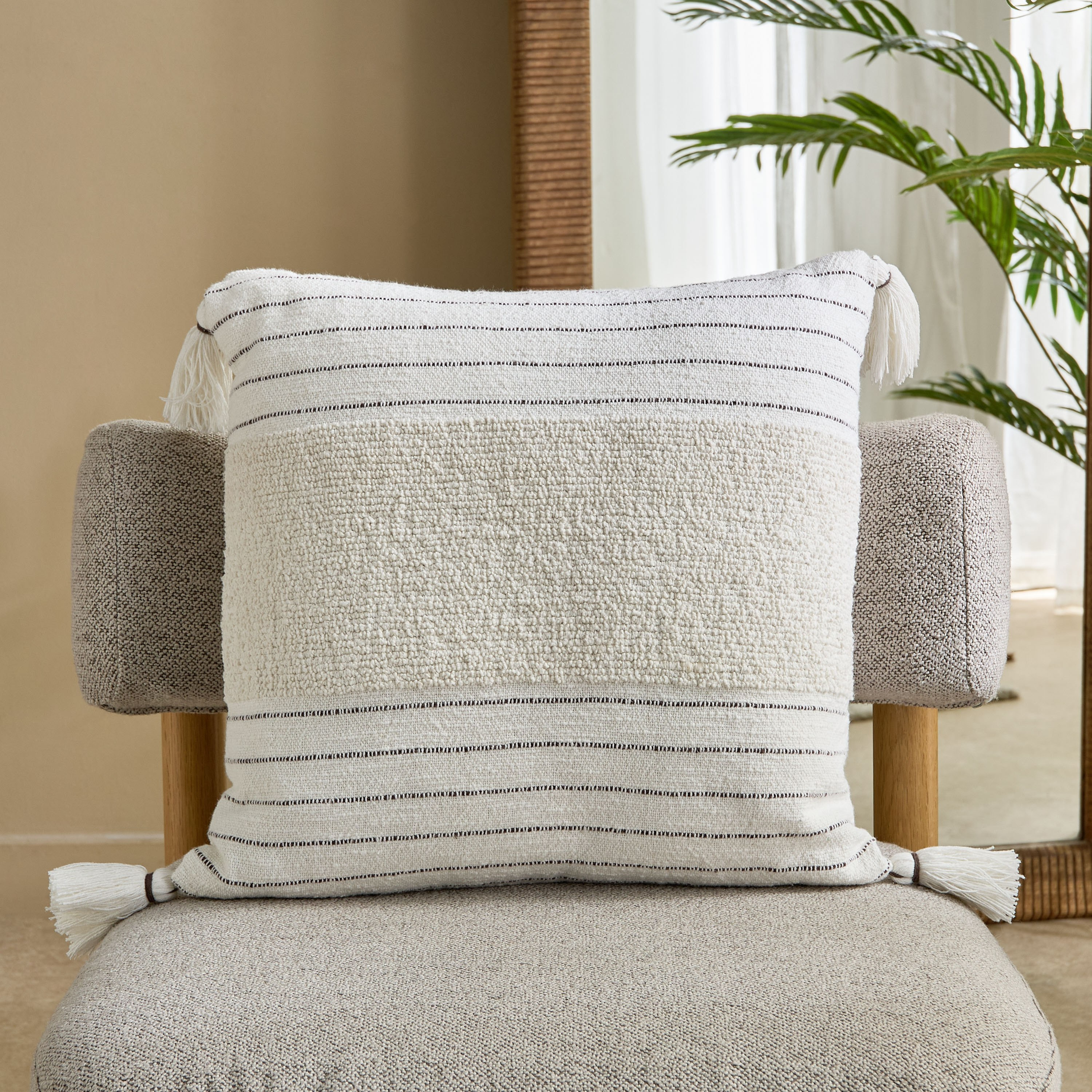 وسادة محشوة بحواف مخططة من تريس تافت - 50x50 سم-hbxhomeware-hbxbedroom-image-1