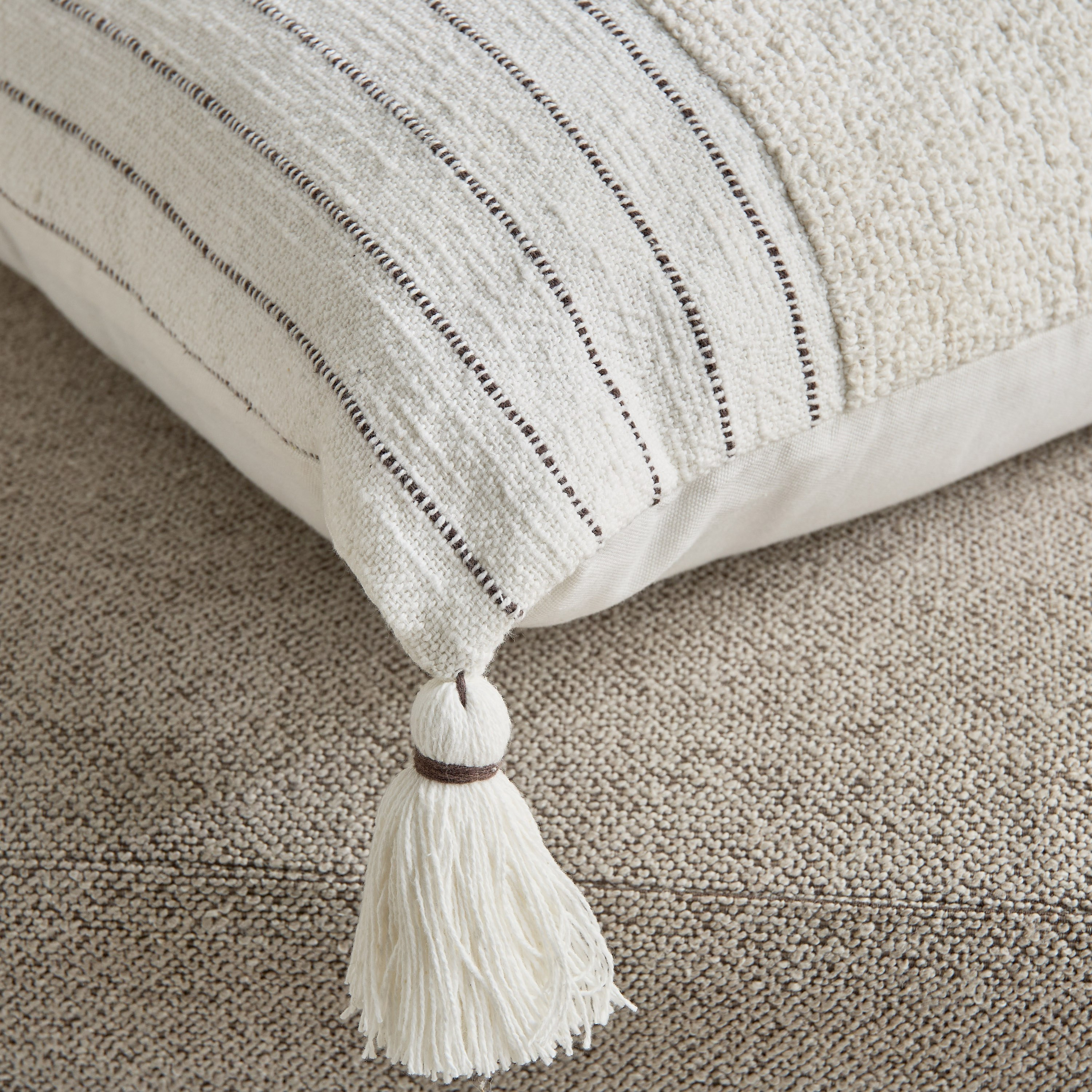 وسادة محشوة بحواف مخططة من تريس تافت - 50x50 سم-hbxhomeware-hbxbedroom-image-3