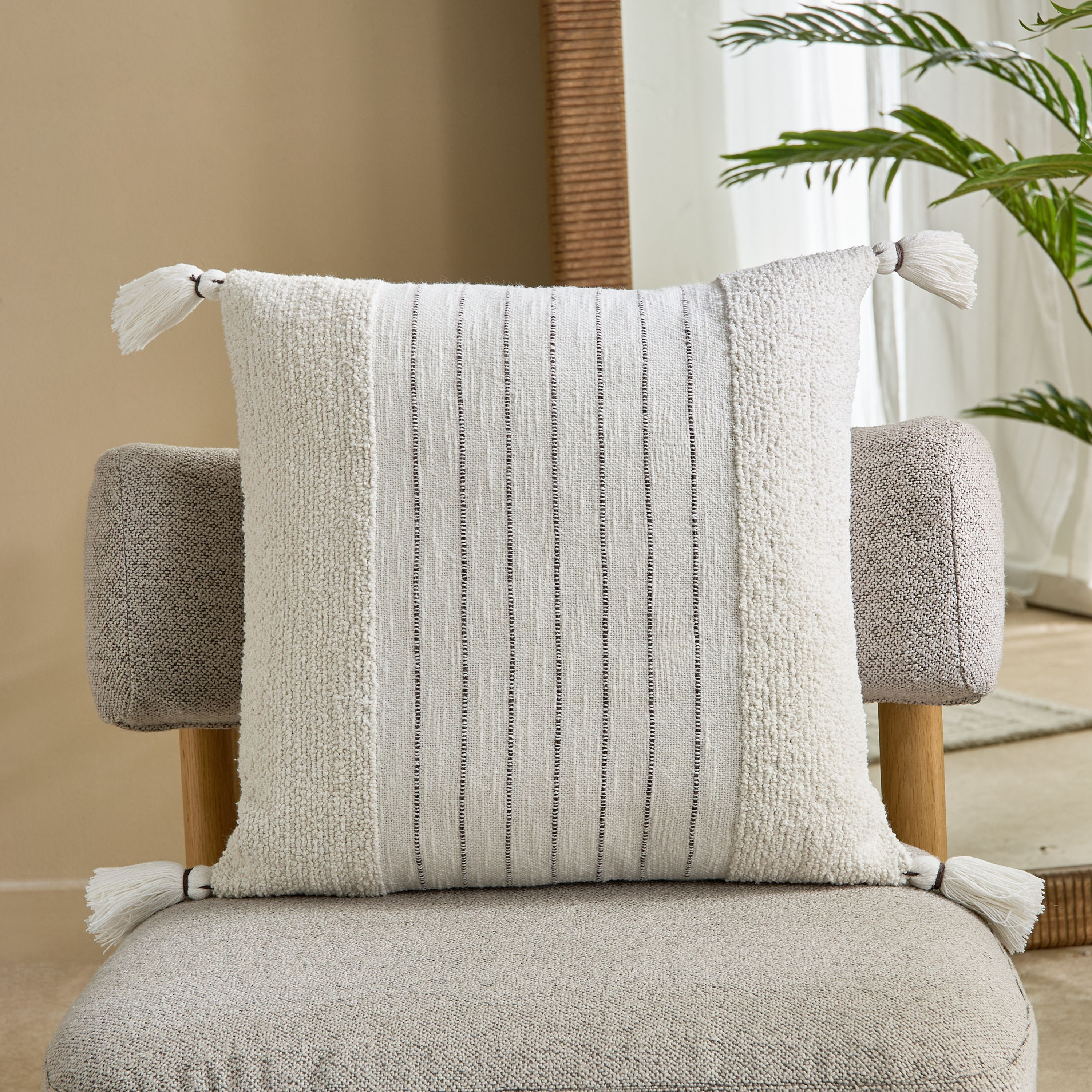 وسادة محشوة مخططة من المنتصف من تريس تافت - 50x50 سم-hbxhomeware-hbxbedroom-image-1