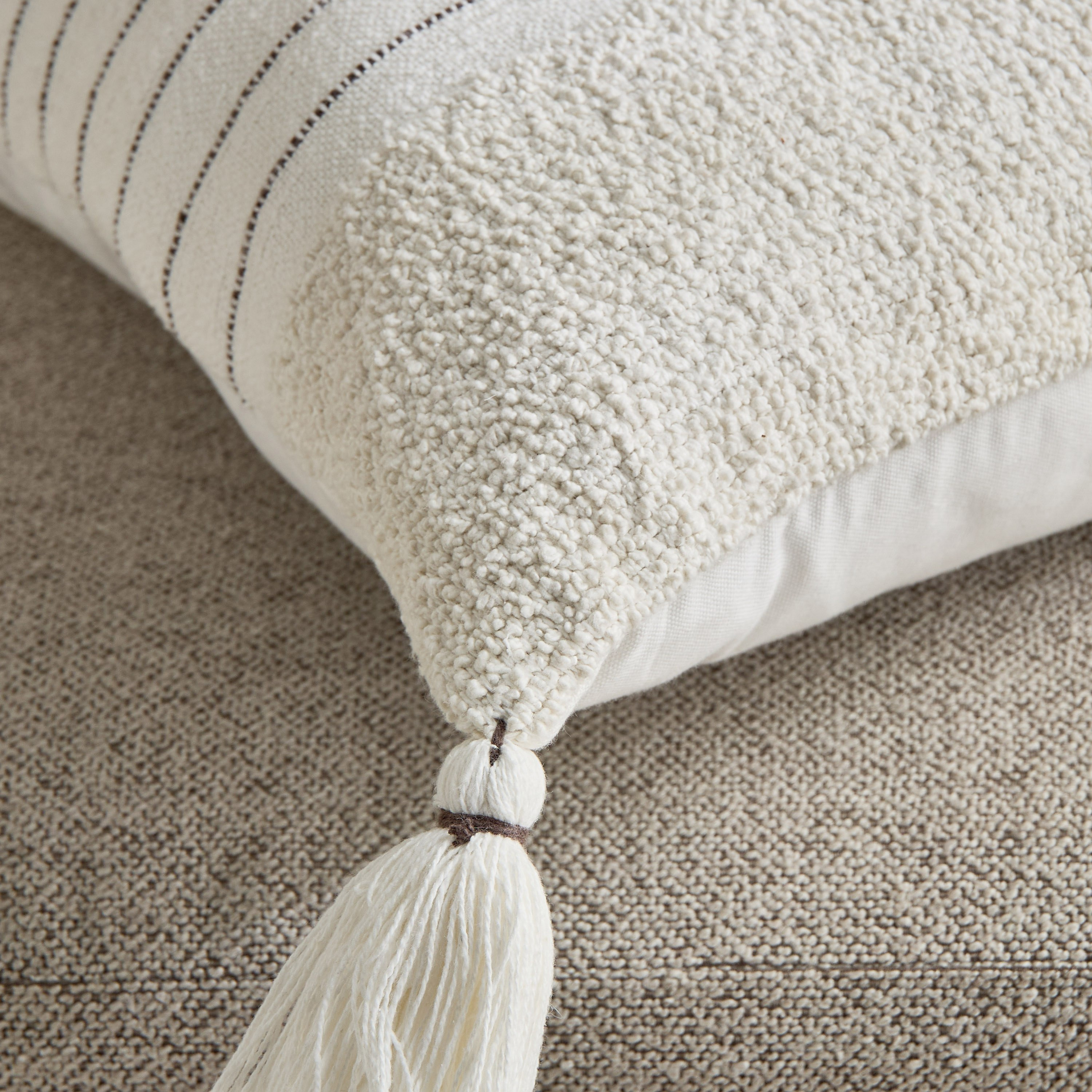 وسادة محشوة مخططة من المنتصف من تريس تافت - 50x50 سم-hbxhomeware-hbxbedroom-image-3