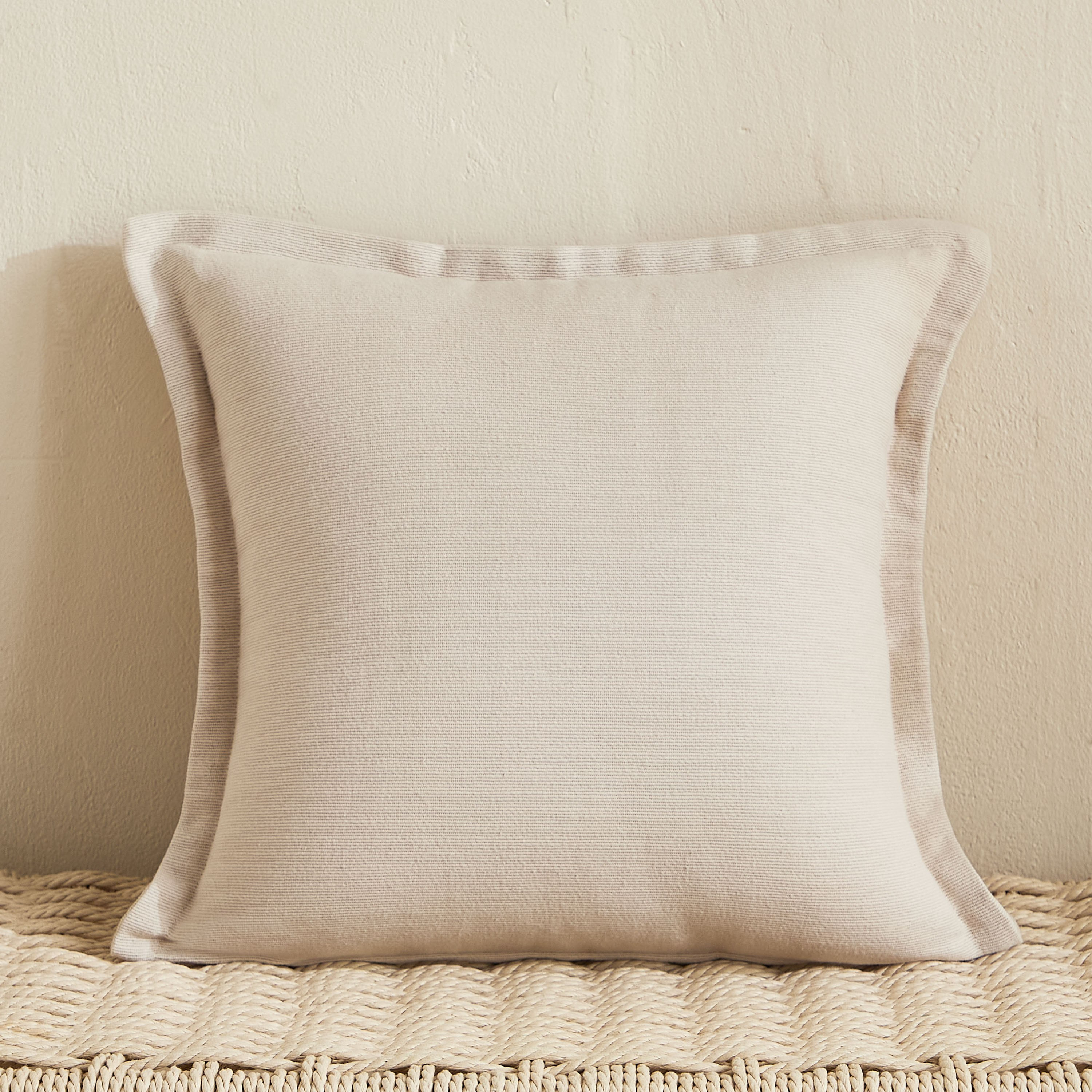 غطاء وسادة سادة مضلع من أتلانتا إزرا - 40x40 سم-hbxhomeware-hbxbedroom-image-4