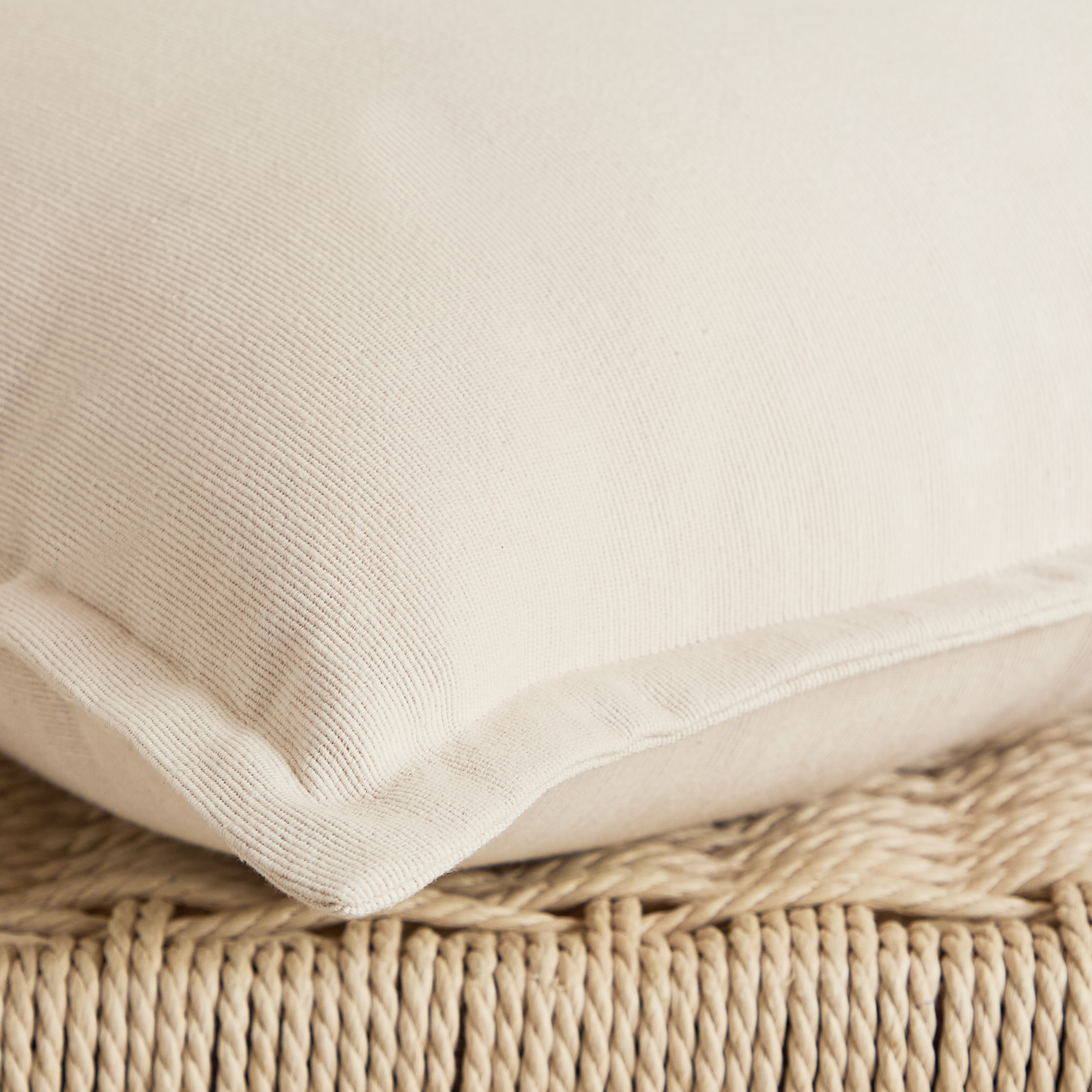 غطاء وسادة سادة مضلع من أتلانتا إزرا - 40x40 سم-hbxhomeware-hbxbedroom-image-6