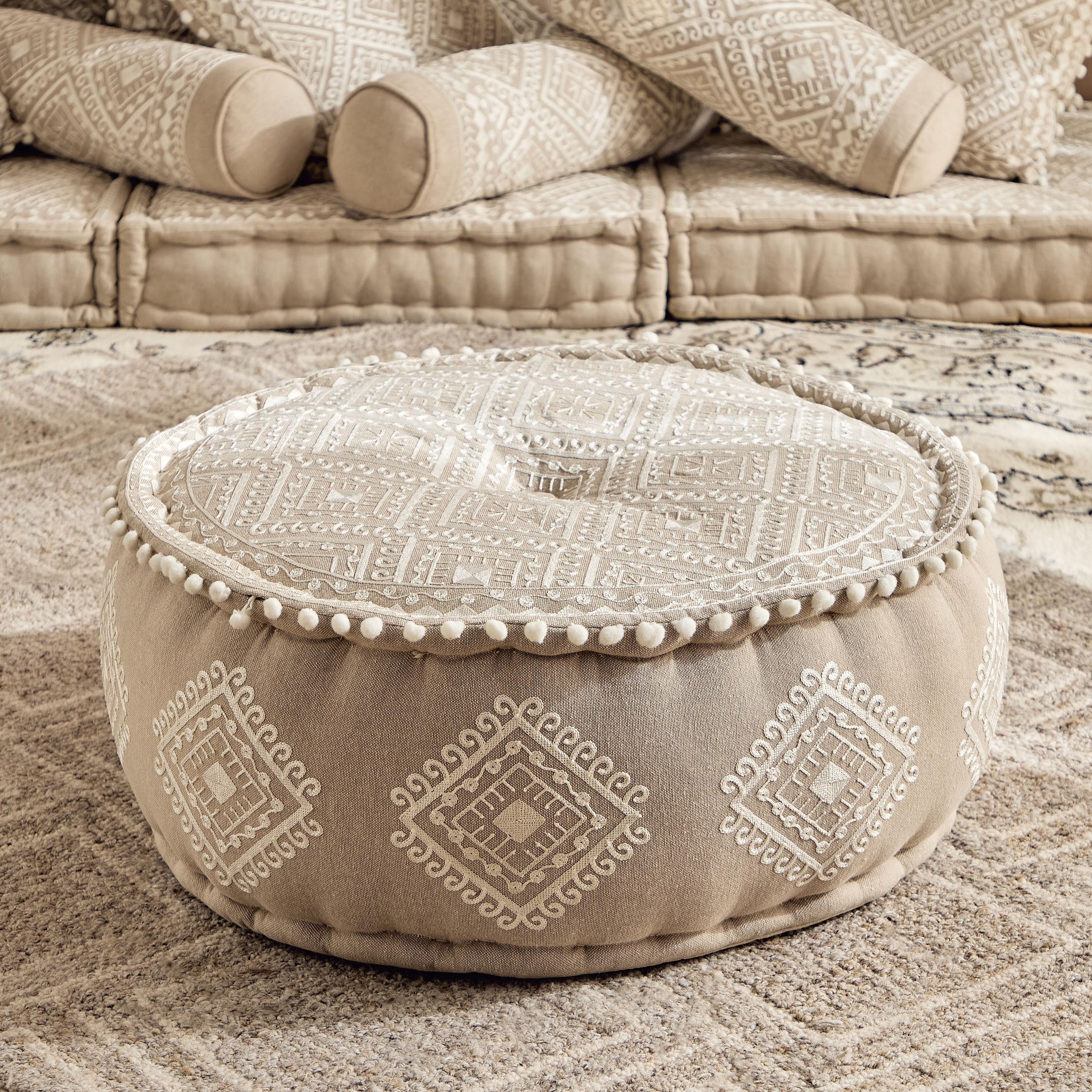 مقعد بوف دائري مطرز ديزرت دايموند من مهرجان - 60x60x25 سم-hbxlivingroom-sofasandarmchairs-ottomansandfootstools-image-1