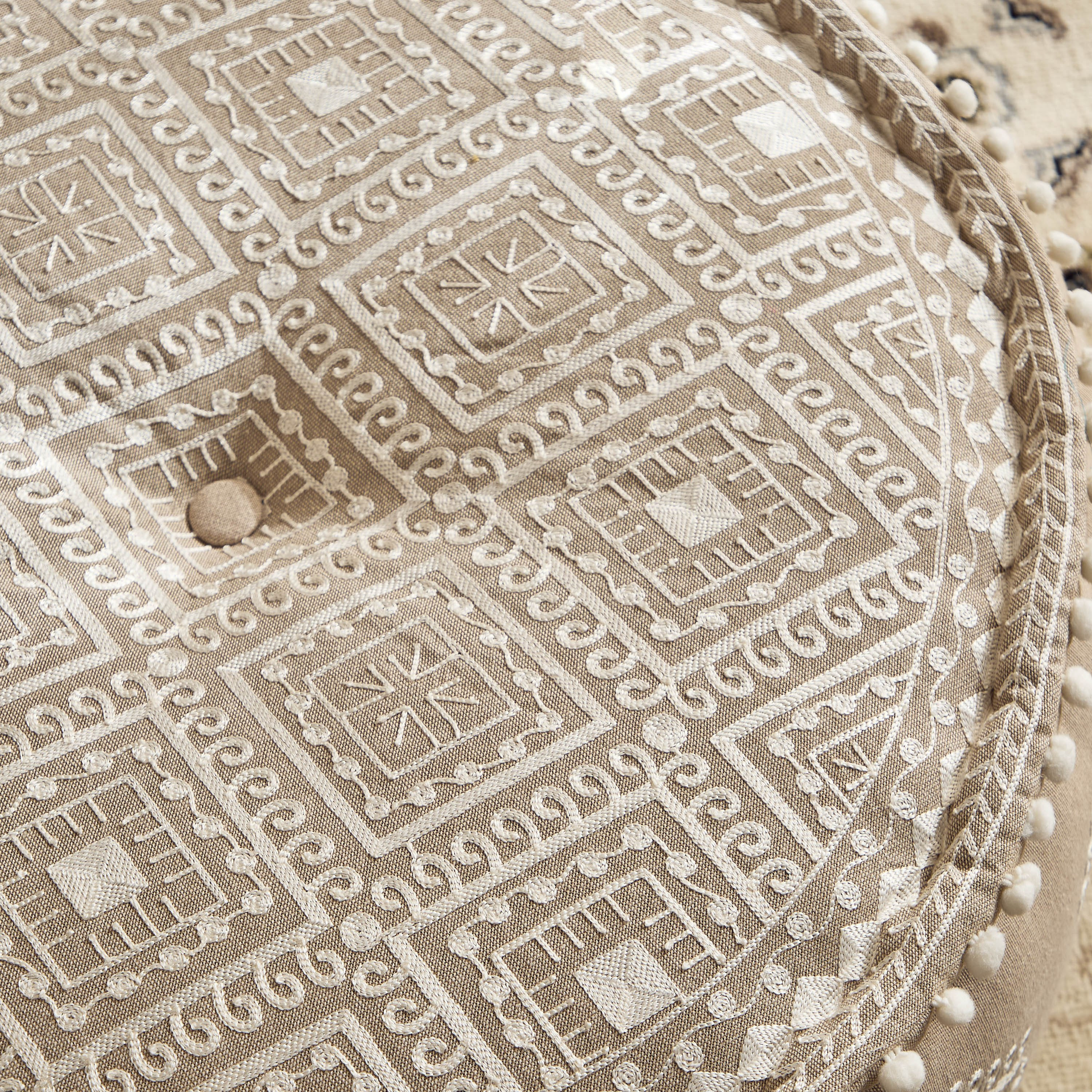 مقعد بوف دائري مطرز ديزرت دايموند من مهرجان - 60x60x25 سم-hbxlivingroom-sofasandarmchairs-ottomansandfootstools-image-2