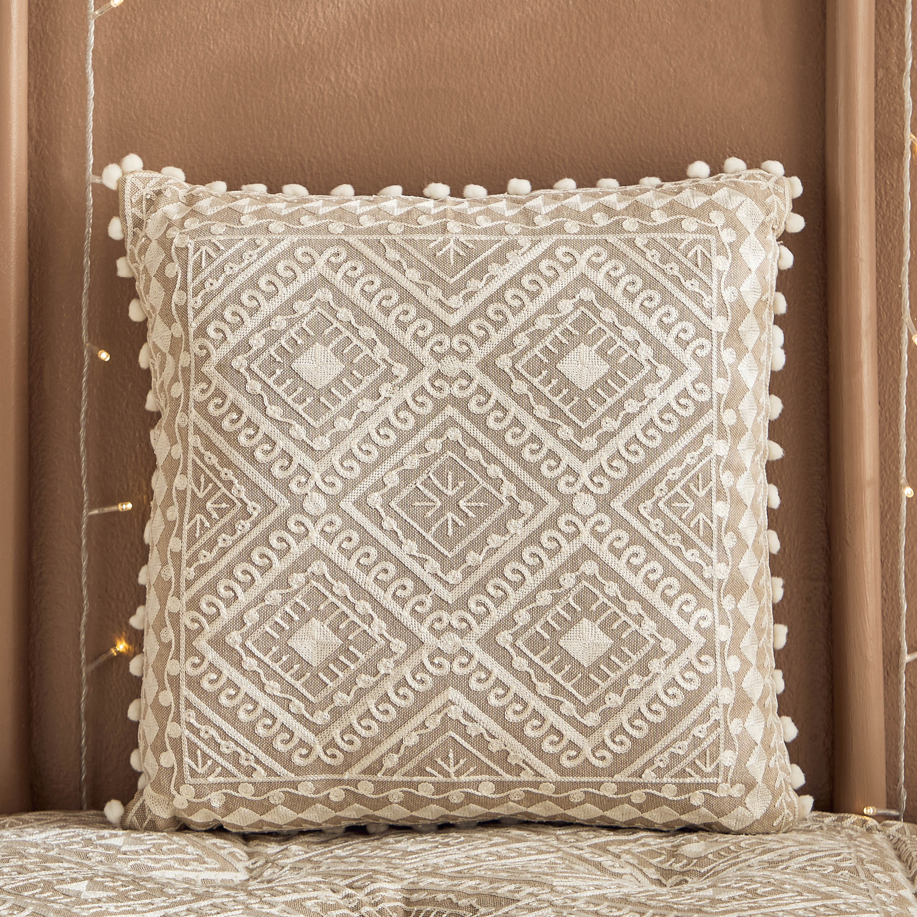 وسادة بتطريز ميدالية ديزرت دايموند من مهرجان - 40x40 سم-hbxlivingroom-furnishings-cushionsandcovers-filledcushions-image-1