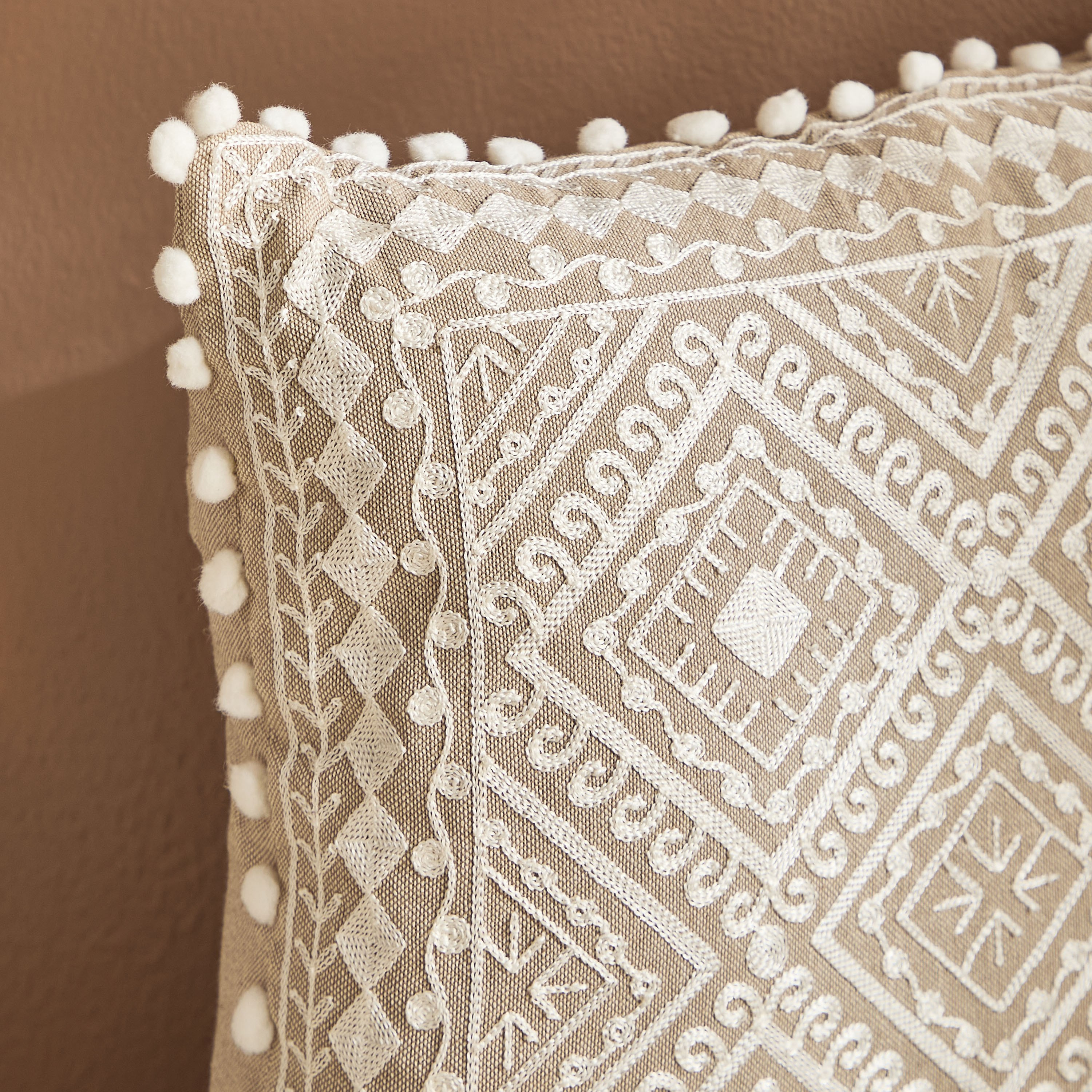 وسادة بتطريز ميدالية ديزرت دايموند من مهرجان - 40x40 سم-hbxlivingroom-furnishings-cushionsandcovers-filledcushions-image-2