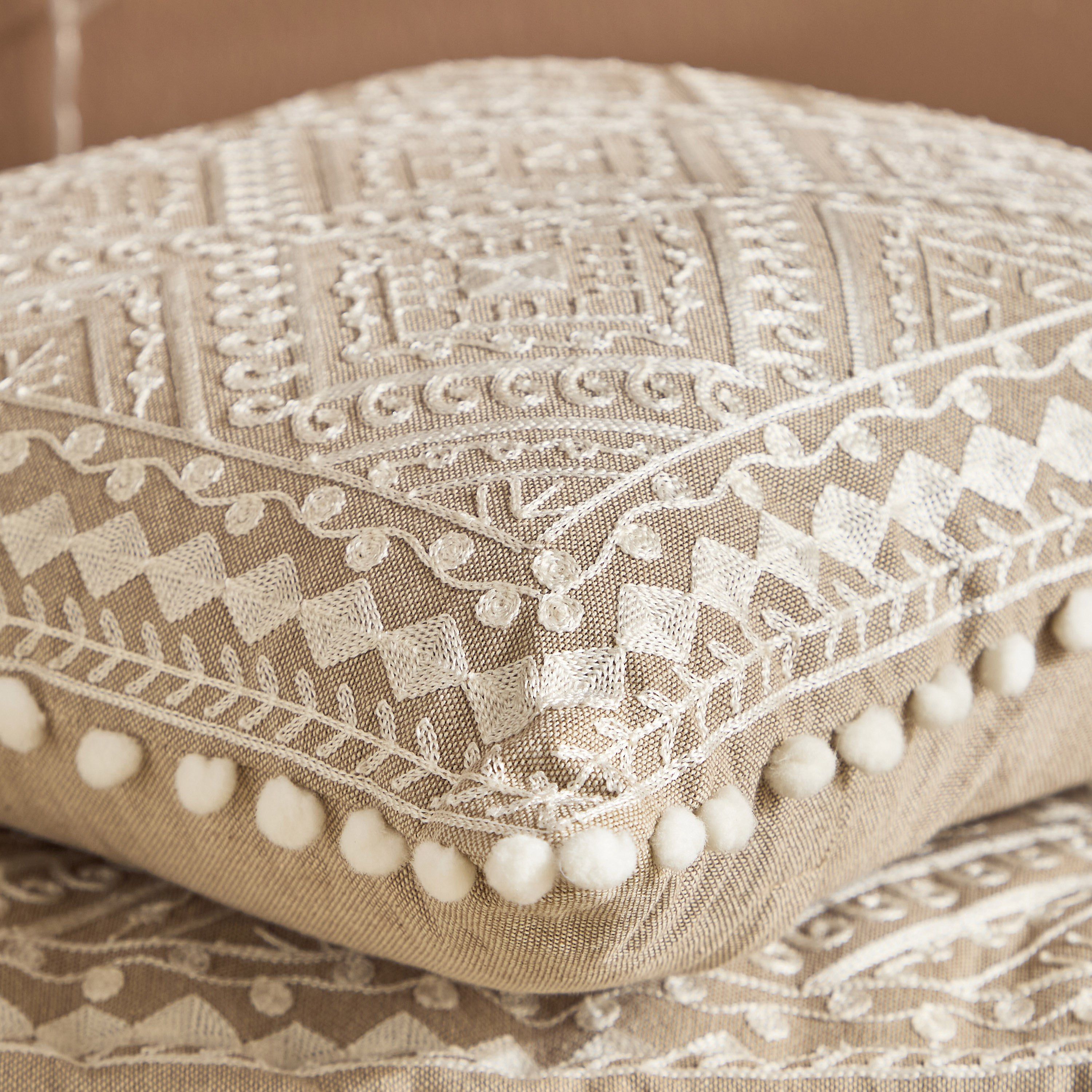 وسادة بتطريز ميدالية ديزرت دايموند من مهرجان - 40x40 سم-hbxlivingroom-furnishings-cushionsandcovers-filledcushions-image-3