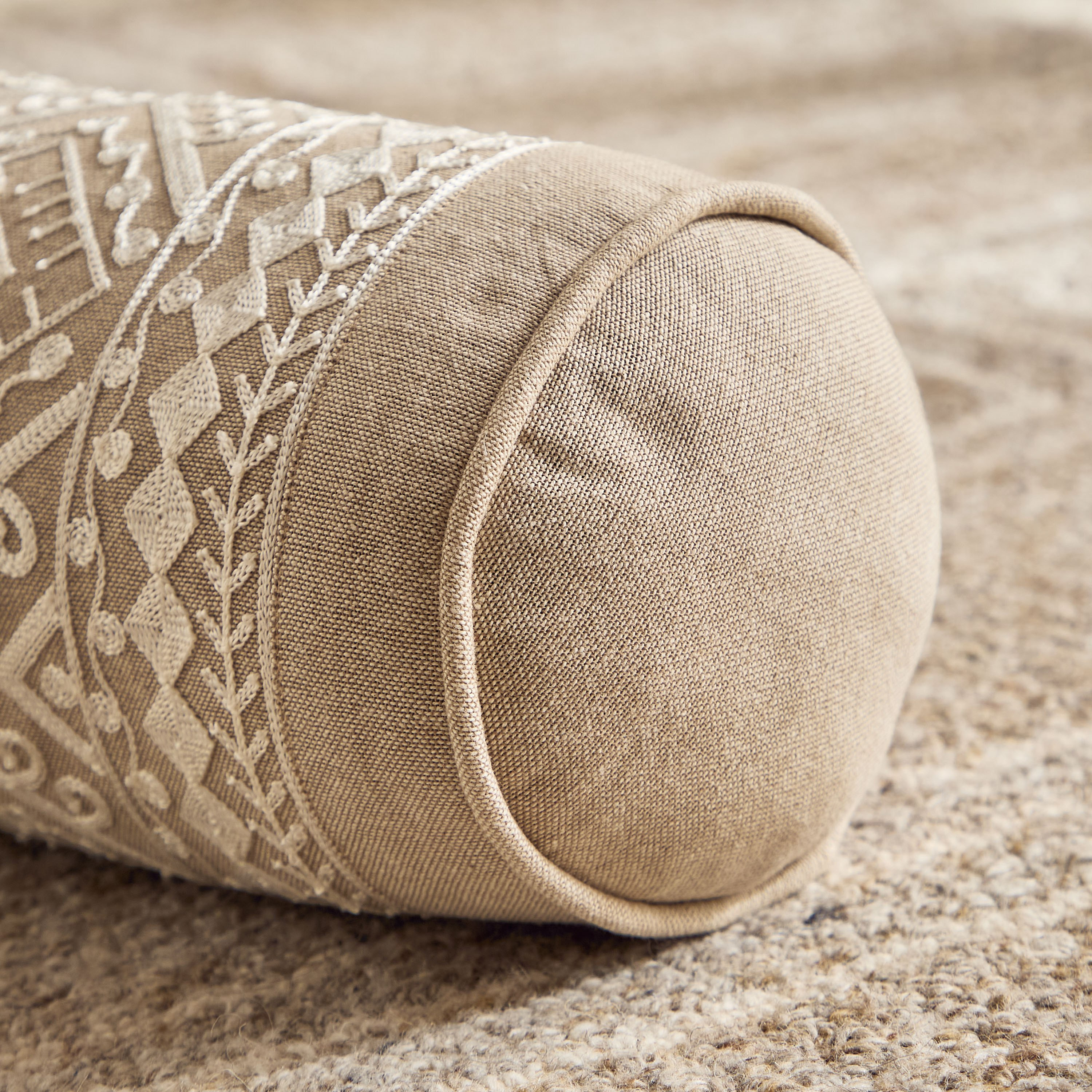 وسادة اسطوانية ميداليون بتطريز ماسي من مهرجان ديزرت - 50×20 سم-hbxlivingroom-furnishings-cushionsandcovers-filledcushions-image-3