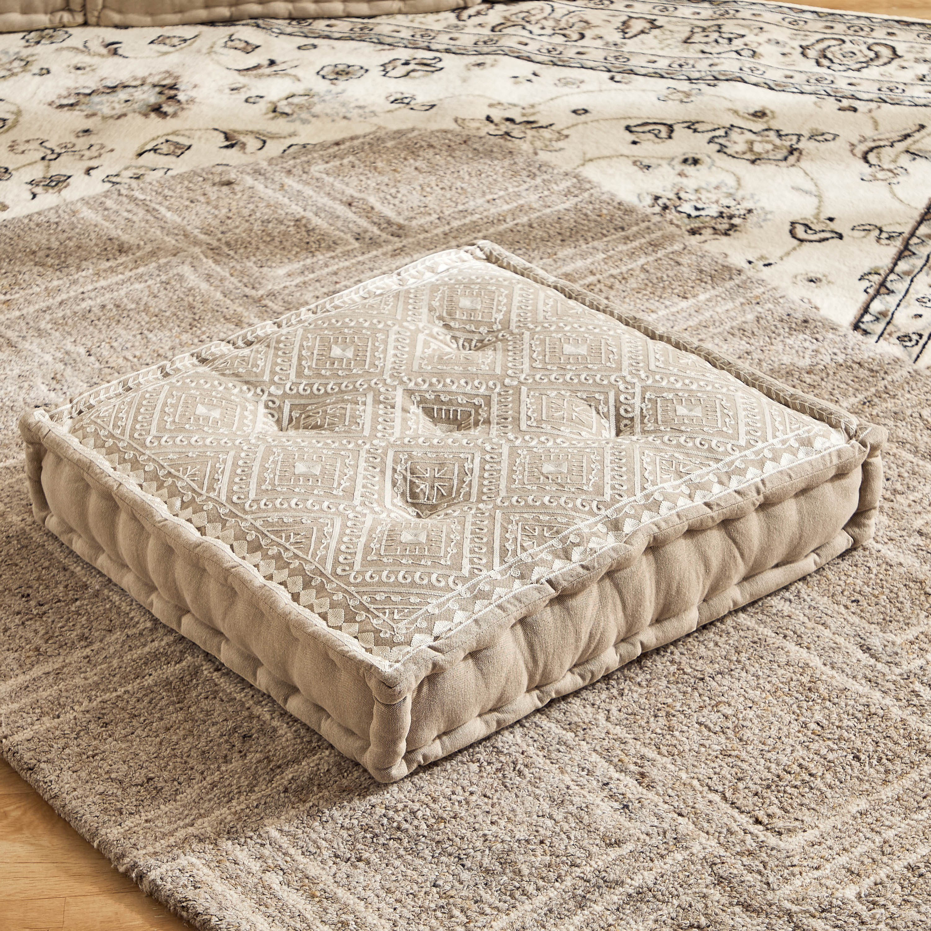 وسادة أرضية ميداليون بتطريز ماسي من مهرجان ديزرت  - 60×60×12 سم-hbxhomeware-hbxlivingroom-image-1