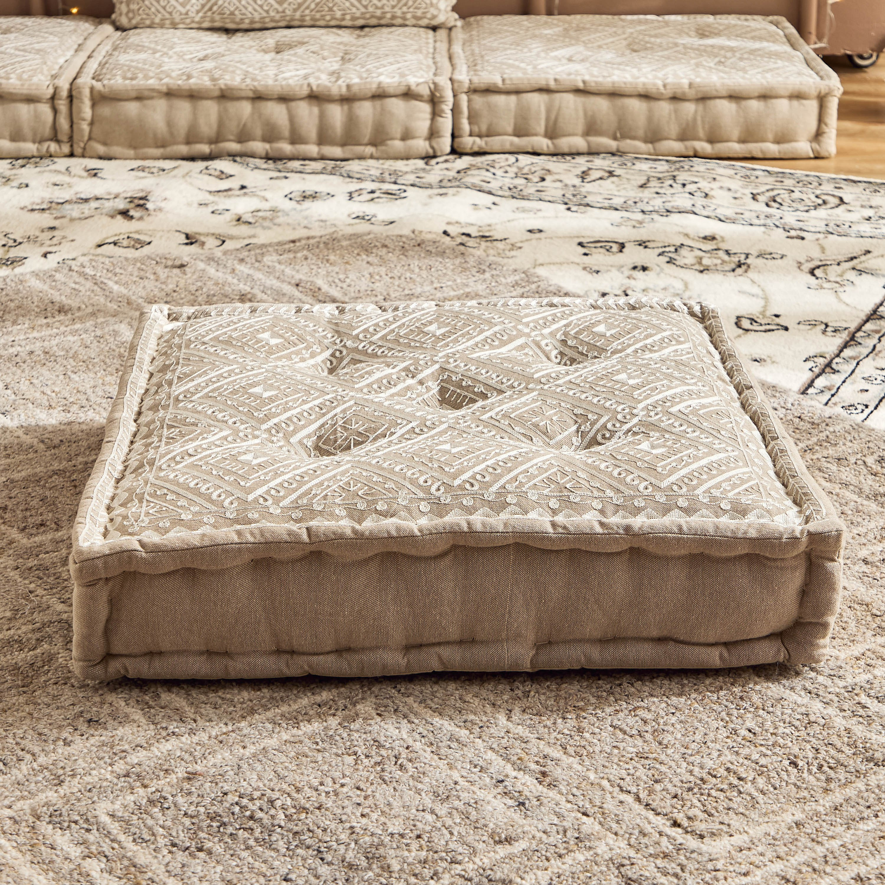 وسادة أرضية ميداليون بتطريز ماسي من مهرجان ديزرت  - 60×60×12 سم-hbxhomeware-hbxlivingroom-image-2