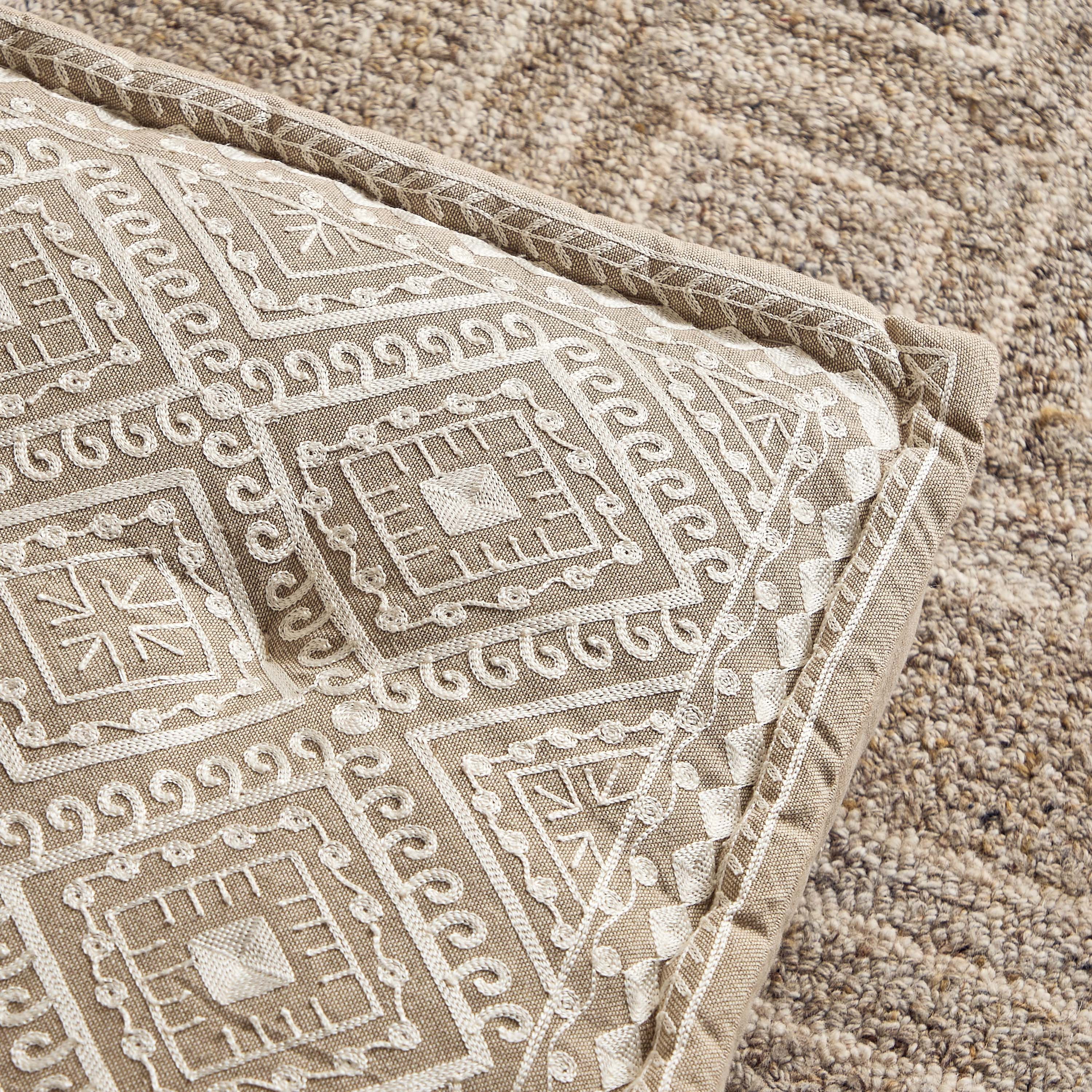 وسادة أرضية ميداليون بتطريز ماسي من مهرجان ديزرت  - 60×60×12 سم-hbxhomeware-hbxlivingroom-image-4