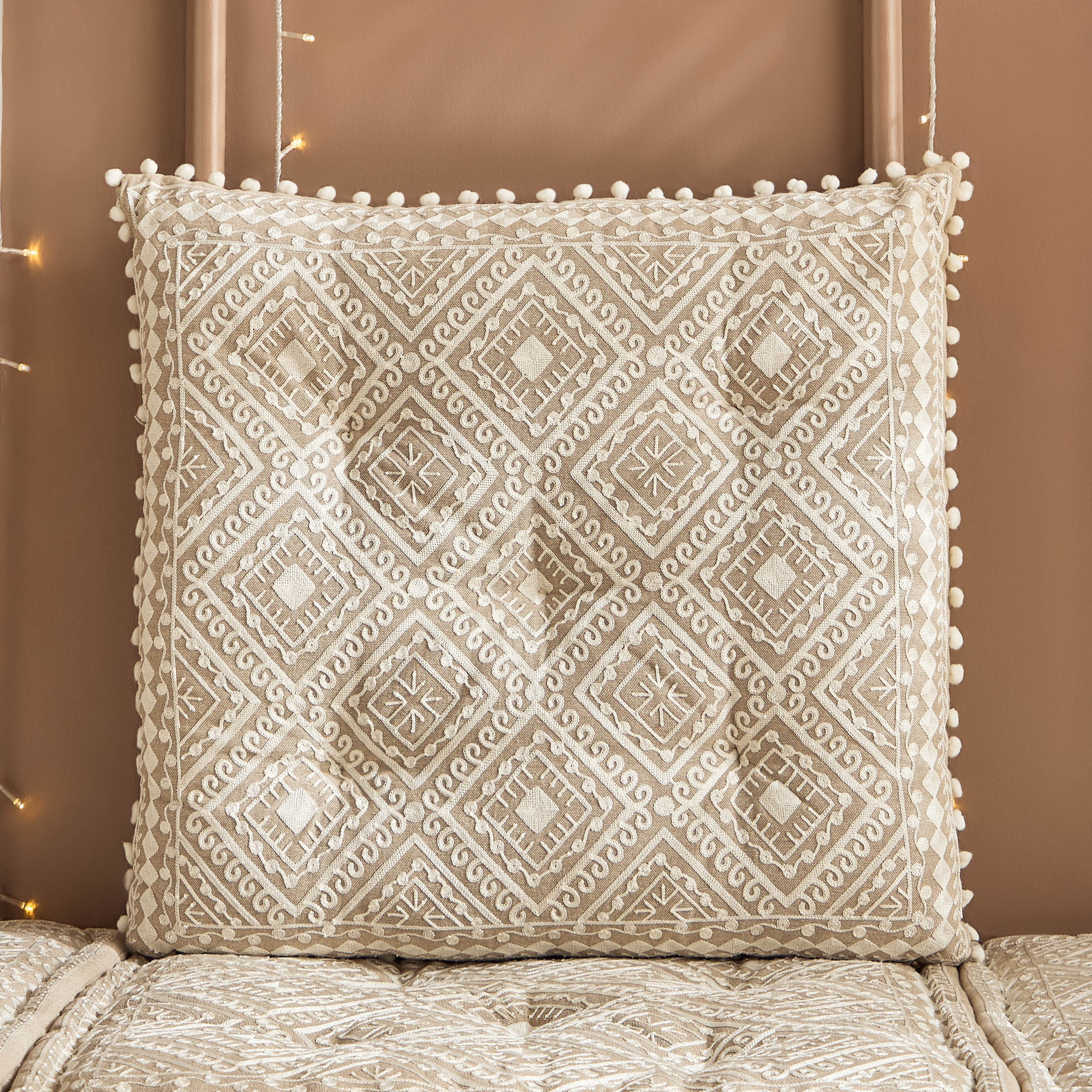 وسادة بتطريز ميدالية ديزرت دايموند من مهرجان - 60x60 سم-hbxlivingroom-furnishings-cushionsandcovers-filledcushions-image-1