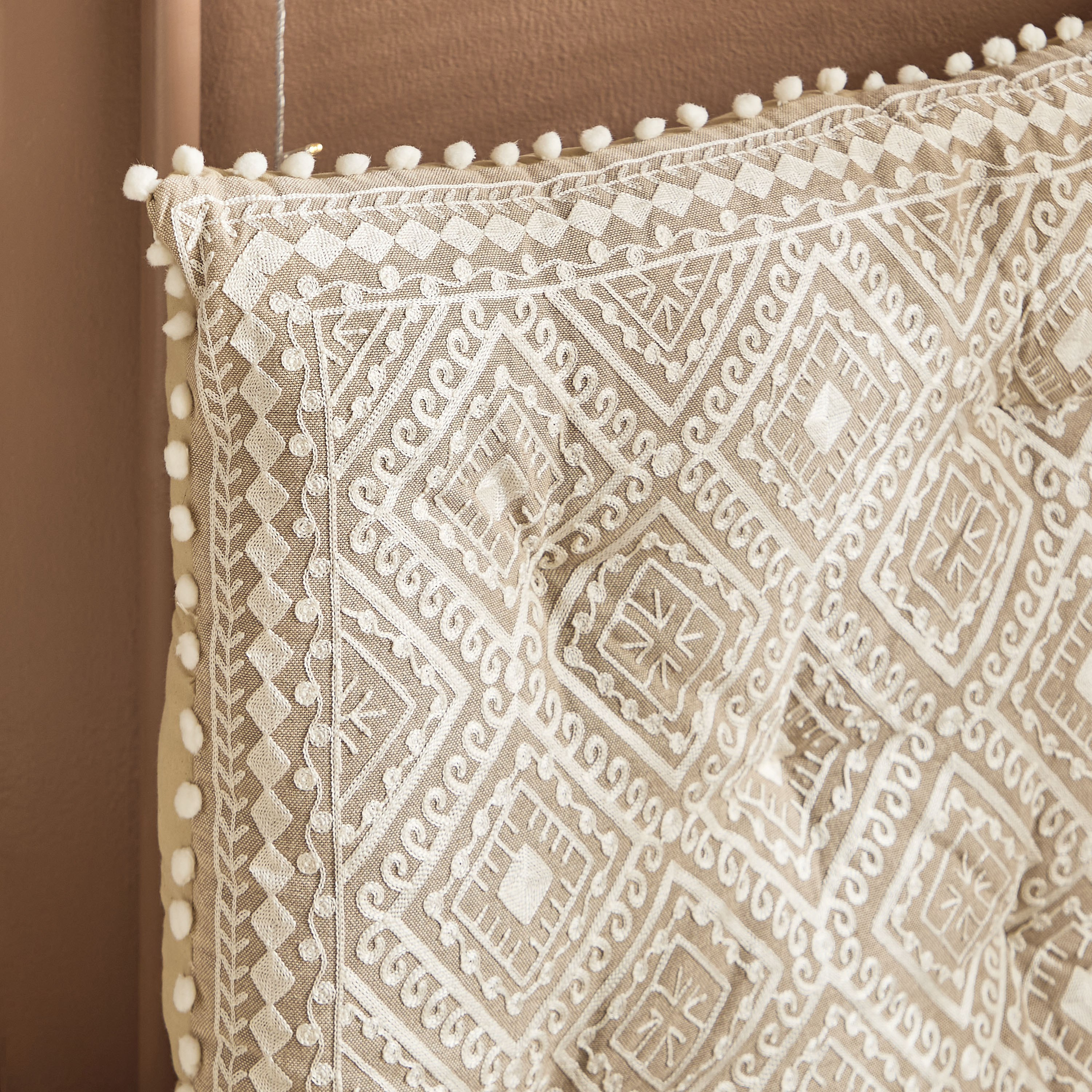 وسادة بتطريز ميدالية ديزرت دايموند من مهرجان - 60x60 سم-hbxlivingroom-furnishings-cushionsandcovers-filledcushions-image-2