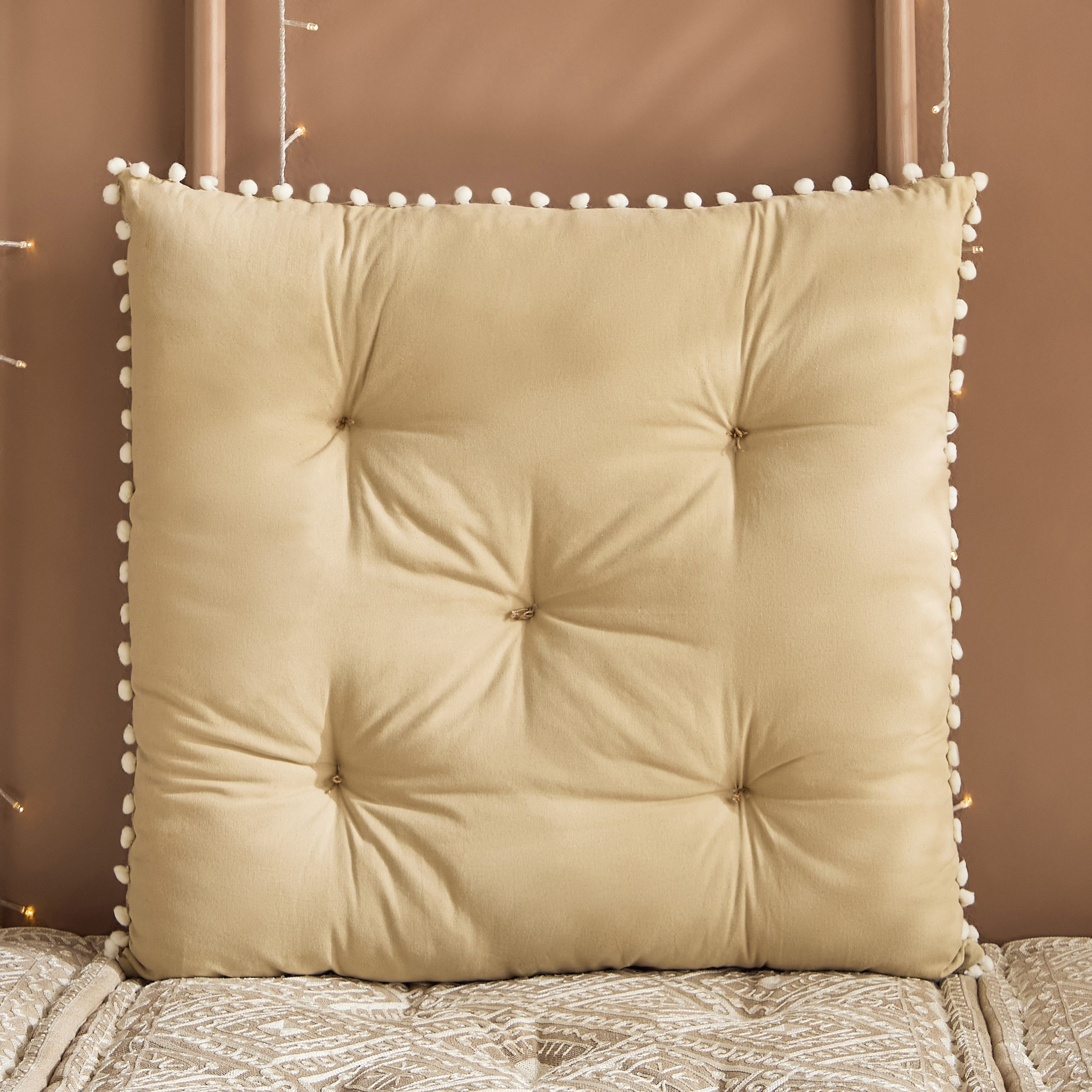 وسادة بتطريز ميدالية ديزرت دايموند من مهرجان - 60x60 سم-hbxlivingroom-furnishings-cushionsandcovers-filledcushions-image-3