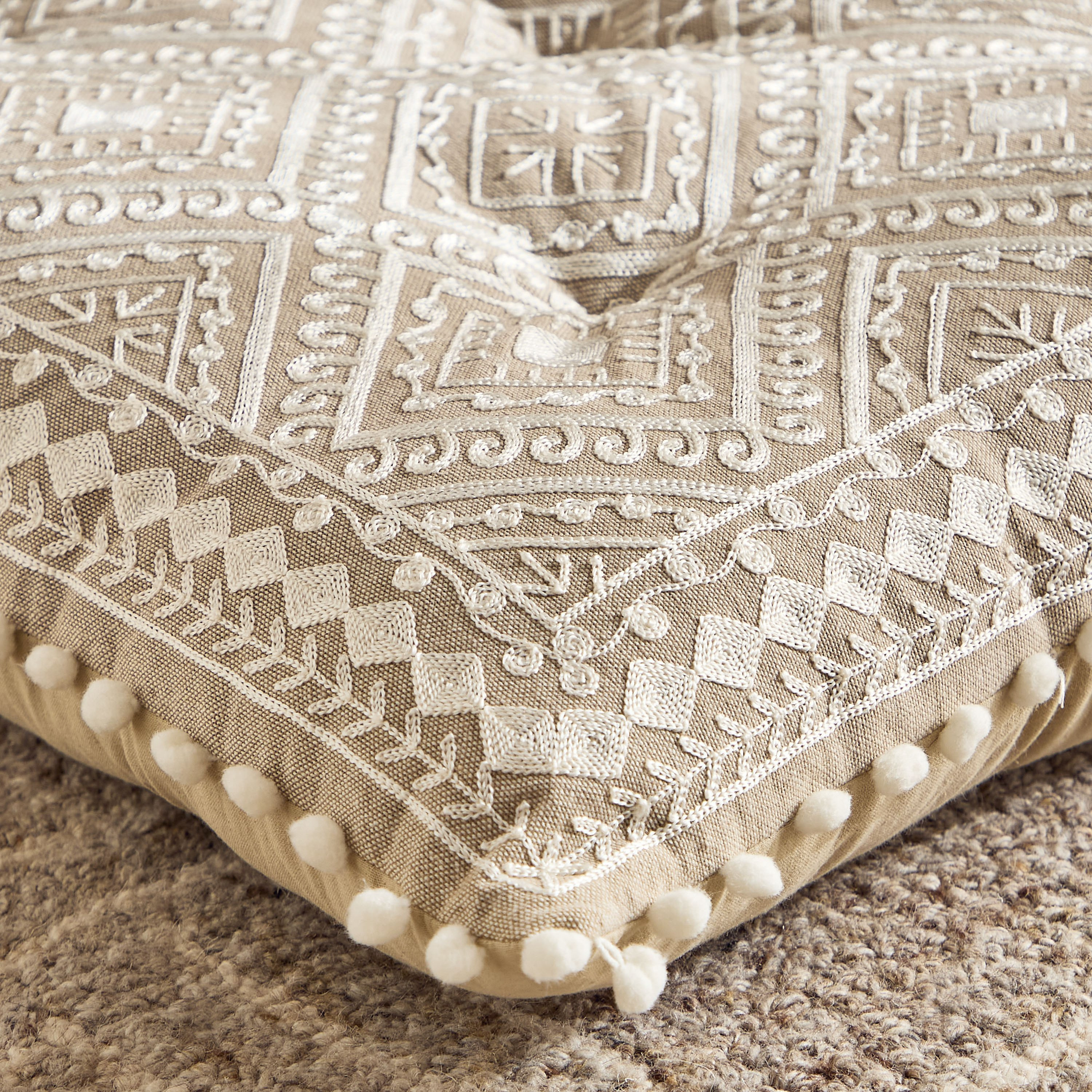 وسادة بتطريز ميدالية ديزرت دايموند من مهرجان - 60x60 سم-hbxlivingroom-furnishings-cushionsandcovers-filledcushions-image-4