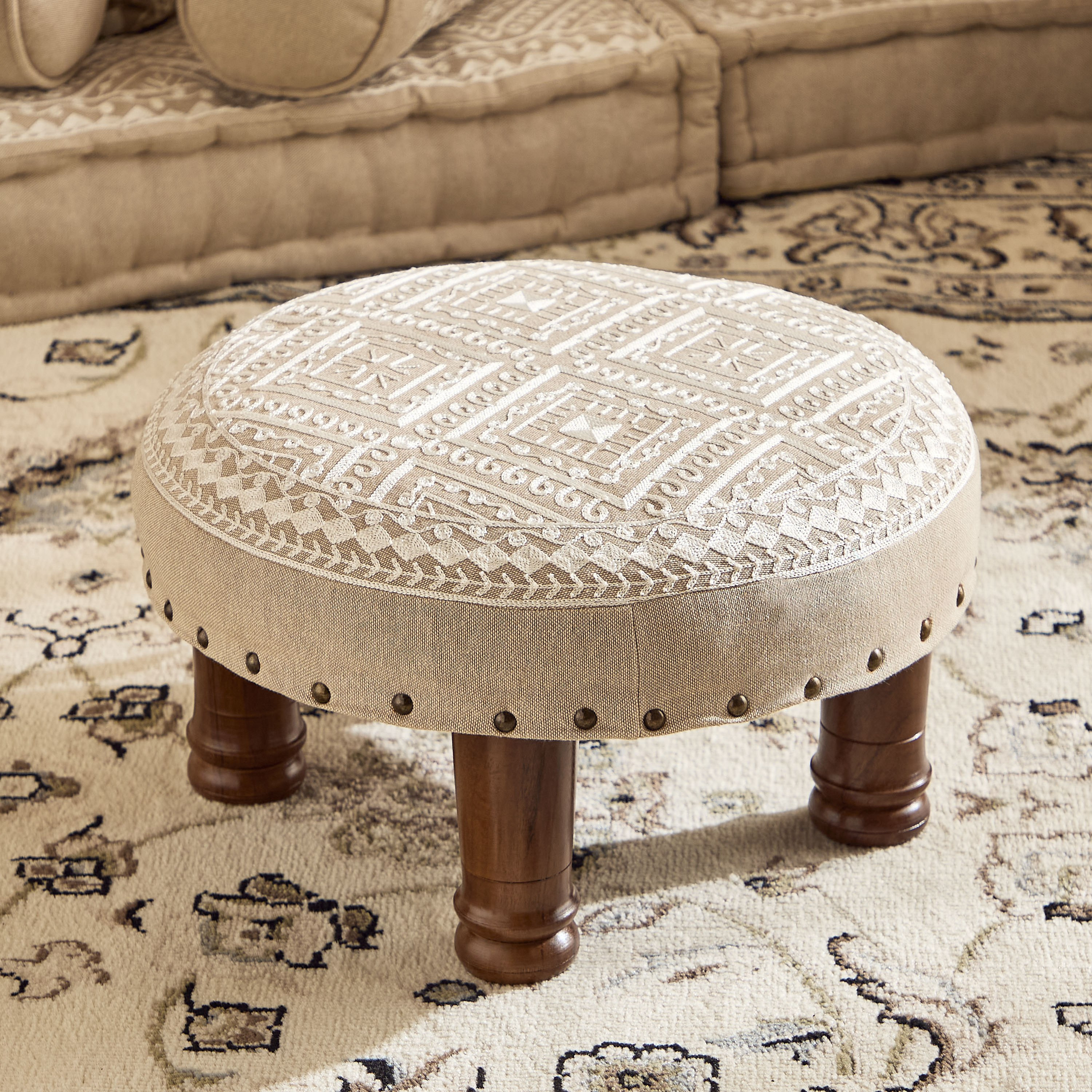 مقعد ميداليون دائري بتطريز ماسي من مهرجان ديزرت - ‎40×40×15 سم‎-hbxlivingroom-sofasandarmchairs-ottomansandfootstools-image-1